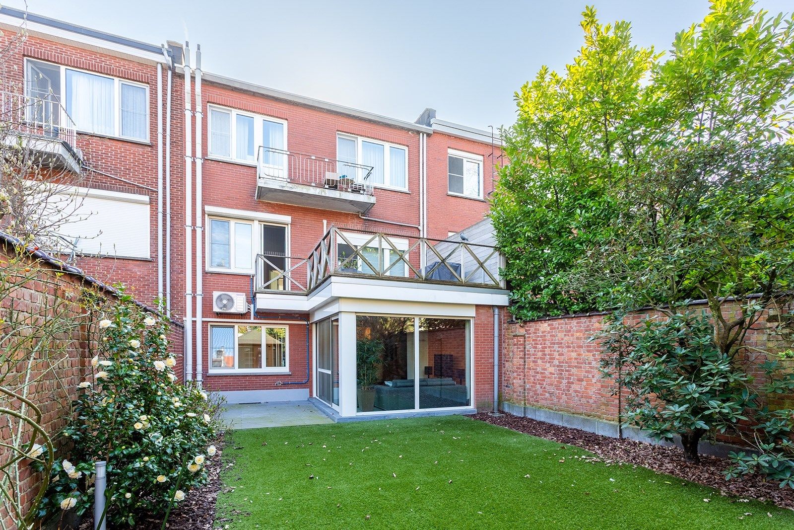 Gemeubeld luxueus 1-slaapkamerappartement met tuin foto 6