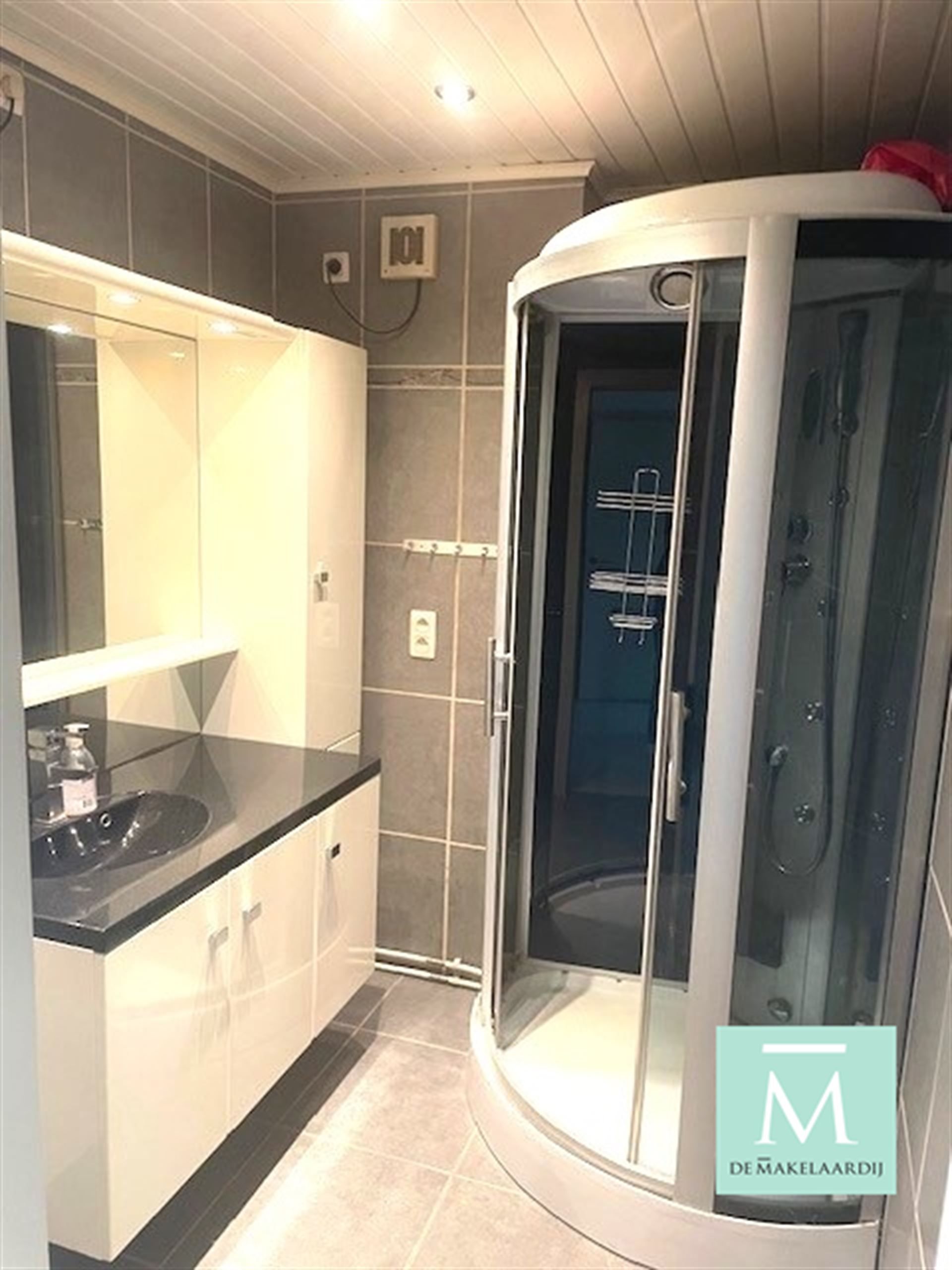 Mooi gelegen, instapklaar appartement met 2 slaapkamers en klein terrasje achteraan! foto 5