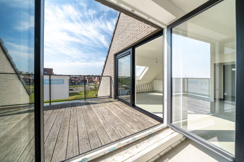Roeselare nabij Station : Nieuw penthouse appartement met 2 slpks en zolder op de derde verdieping van een nieuw gebouwde Residentie genaamd "Residentie Arena" opp 110 m2 foto 2