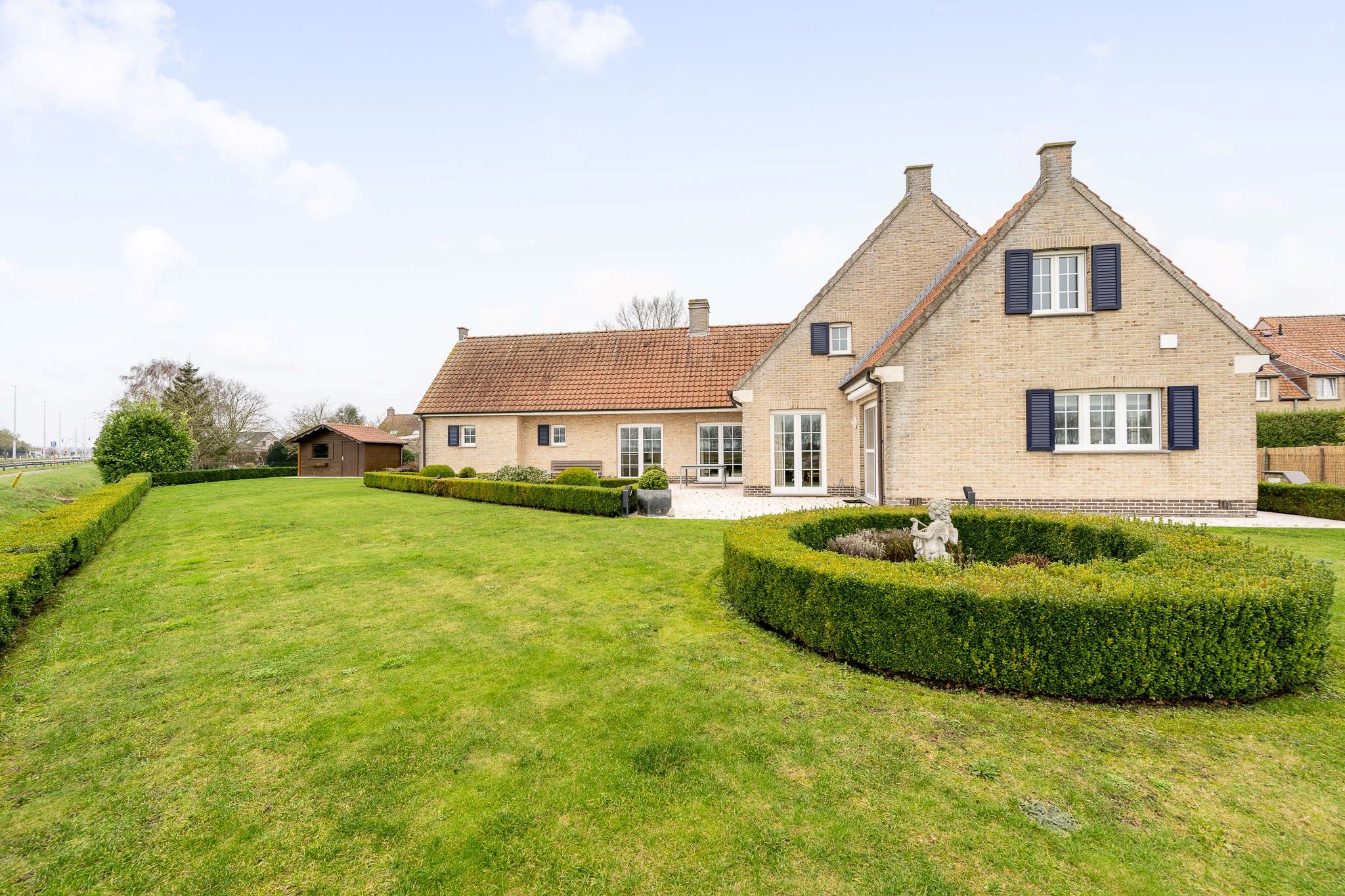 Instapklare en alleenstaande villa op 970 m² te Knokke-Heist. foto 2