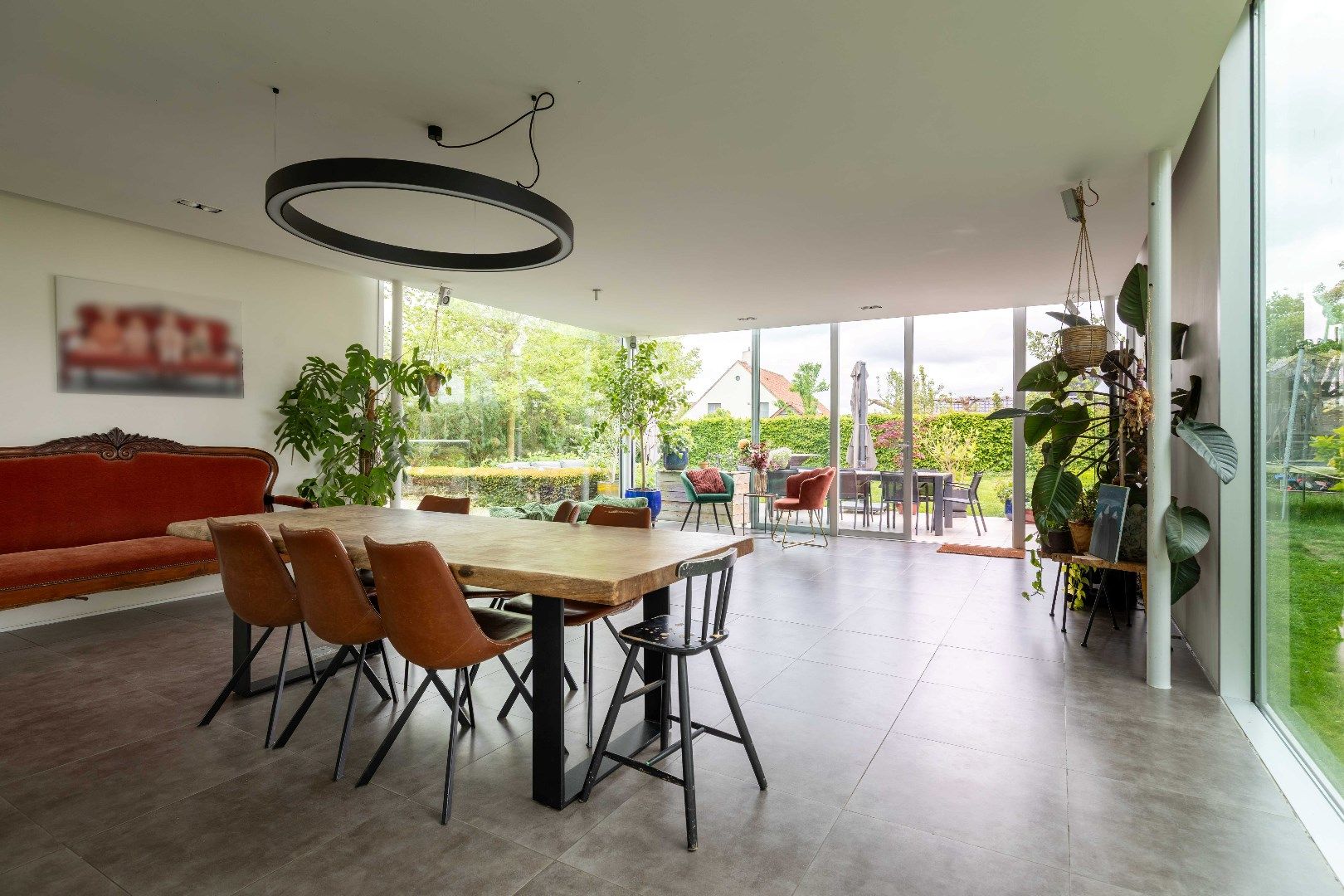 Recente en uitgebouwde villa met vijf kamers en/of praktijkruimte omgeven door het groen tussen Brugge en Oostkamp! foto 4