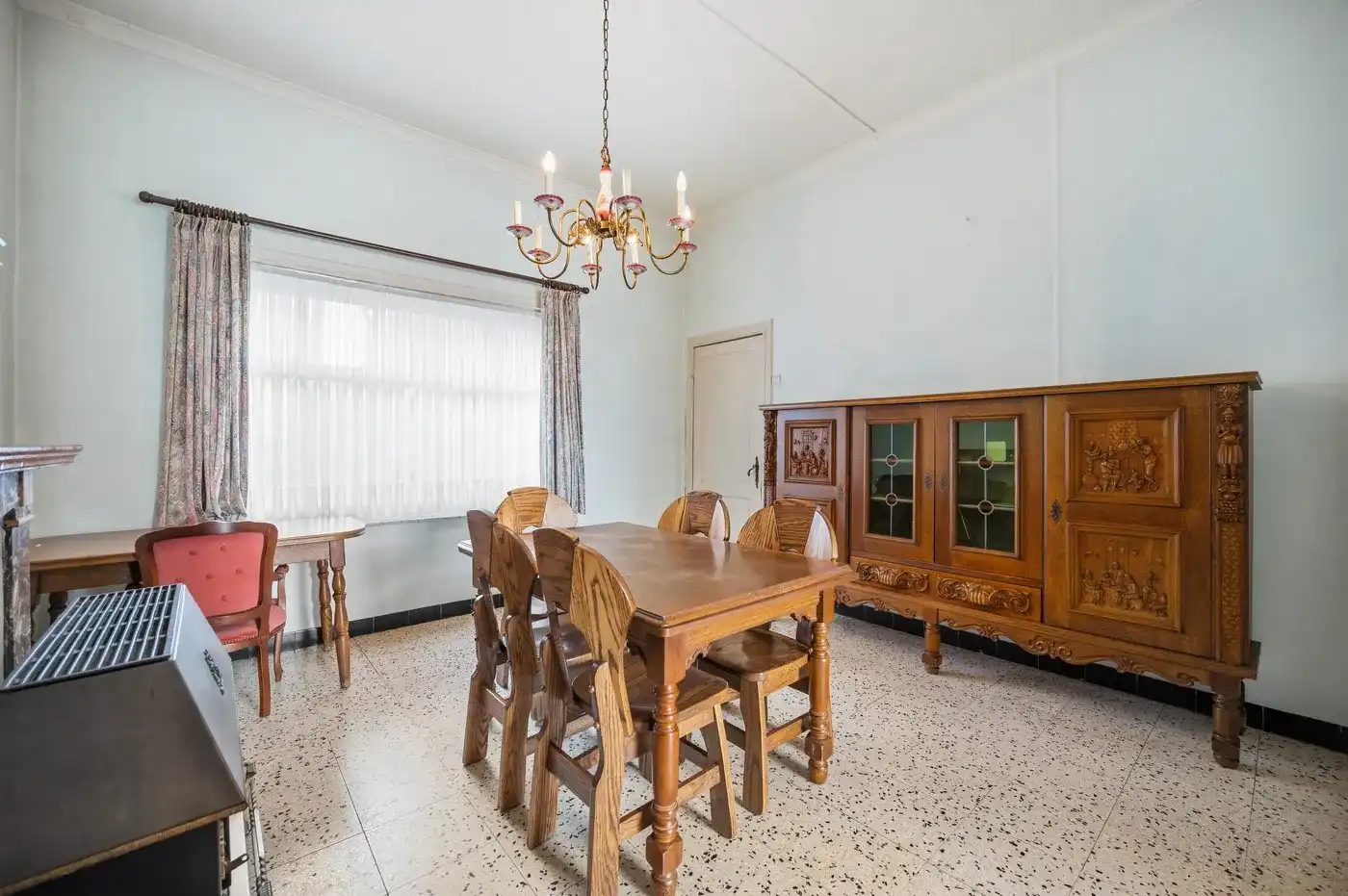 Charmante renovatiewoning met grote tuin en garage op royaal perceel foto 8