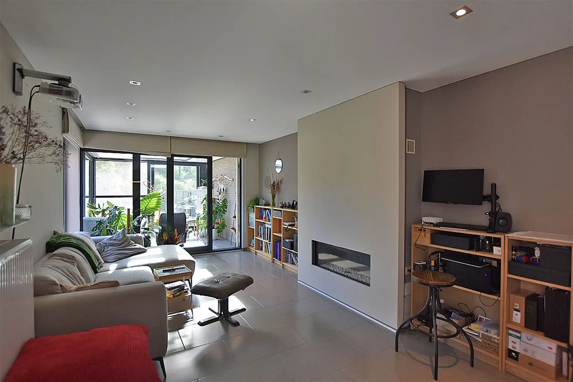 DORPSWONING met 2 slpks, garage/berging & tuin met terras foto 2