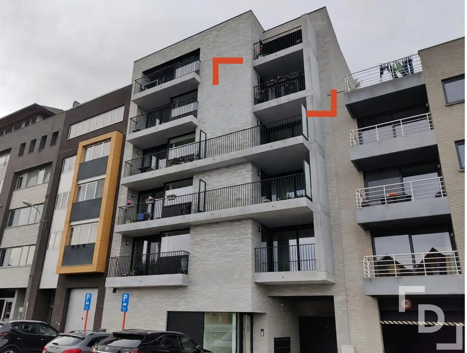 Appartement met terras en overdekte autostaanplaats foto {{pictureIndex}}
