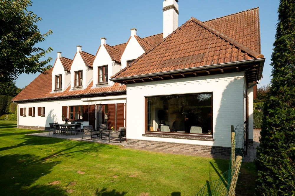 Hoofdfoto van de publicatie: Prachtig landhuis met grote tuin en garage in Sint-Martens-Latem