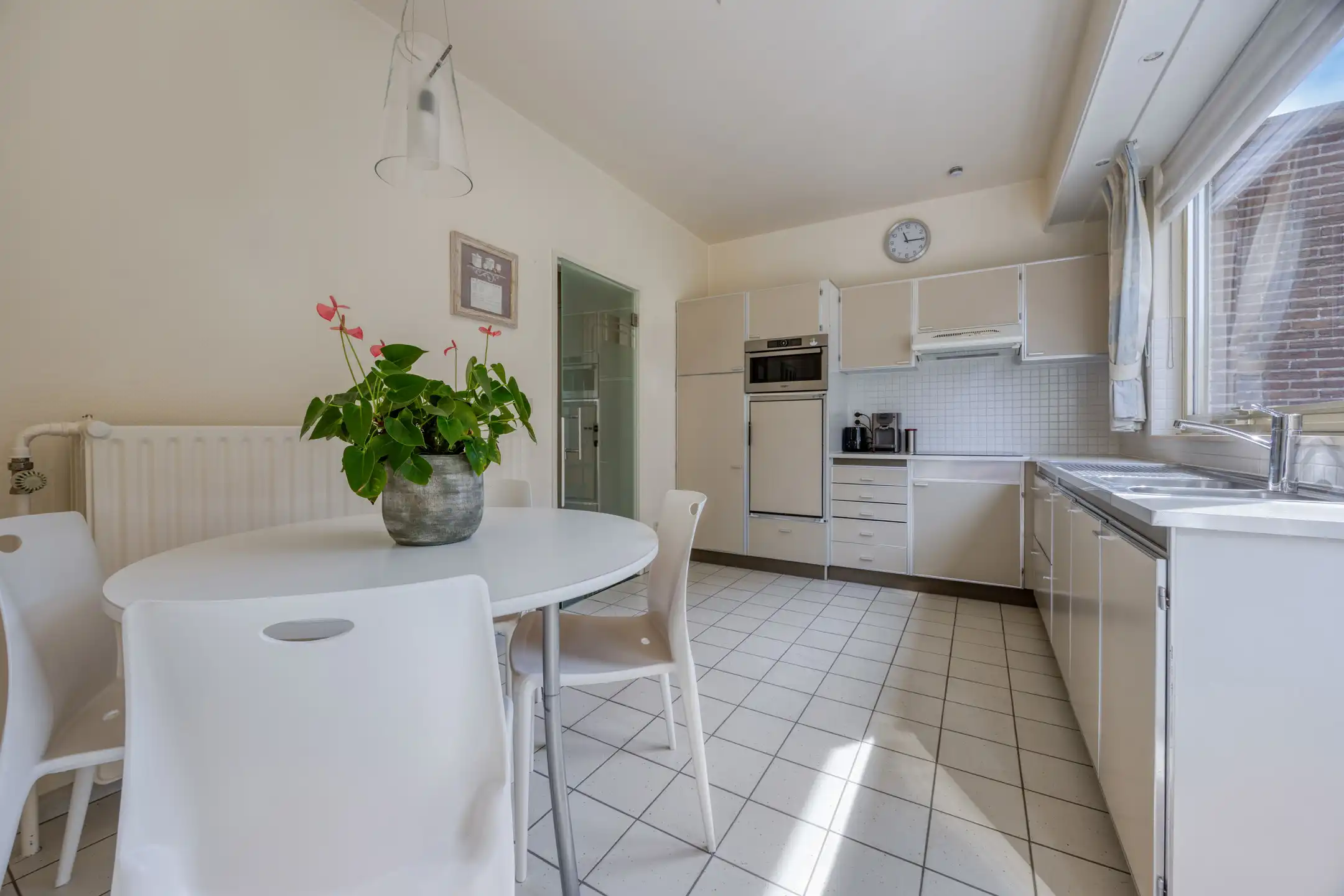 Ruime gezinswoning met 5 slaapkamers in rustige wijk foto 6