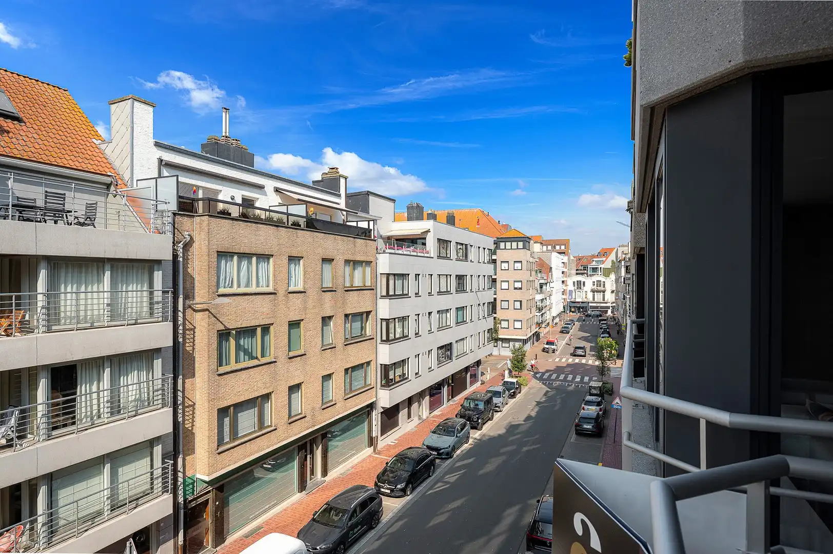 Instapklaar 2-slaapkamerappartement met terras op gegeerde locatie in Knokke. foto 12