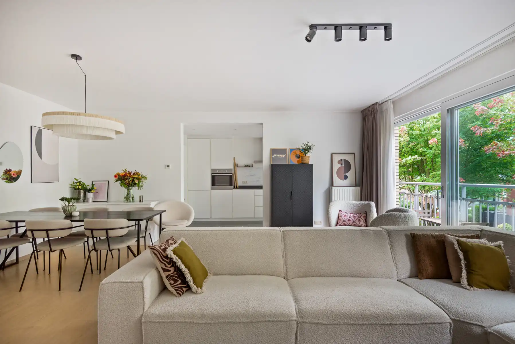 Atypisch ruim appartement met drie slaapkamers foto 2