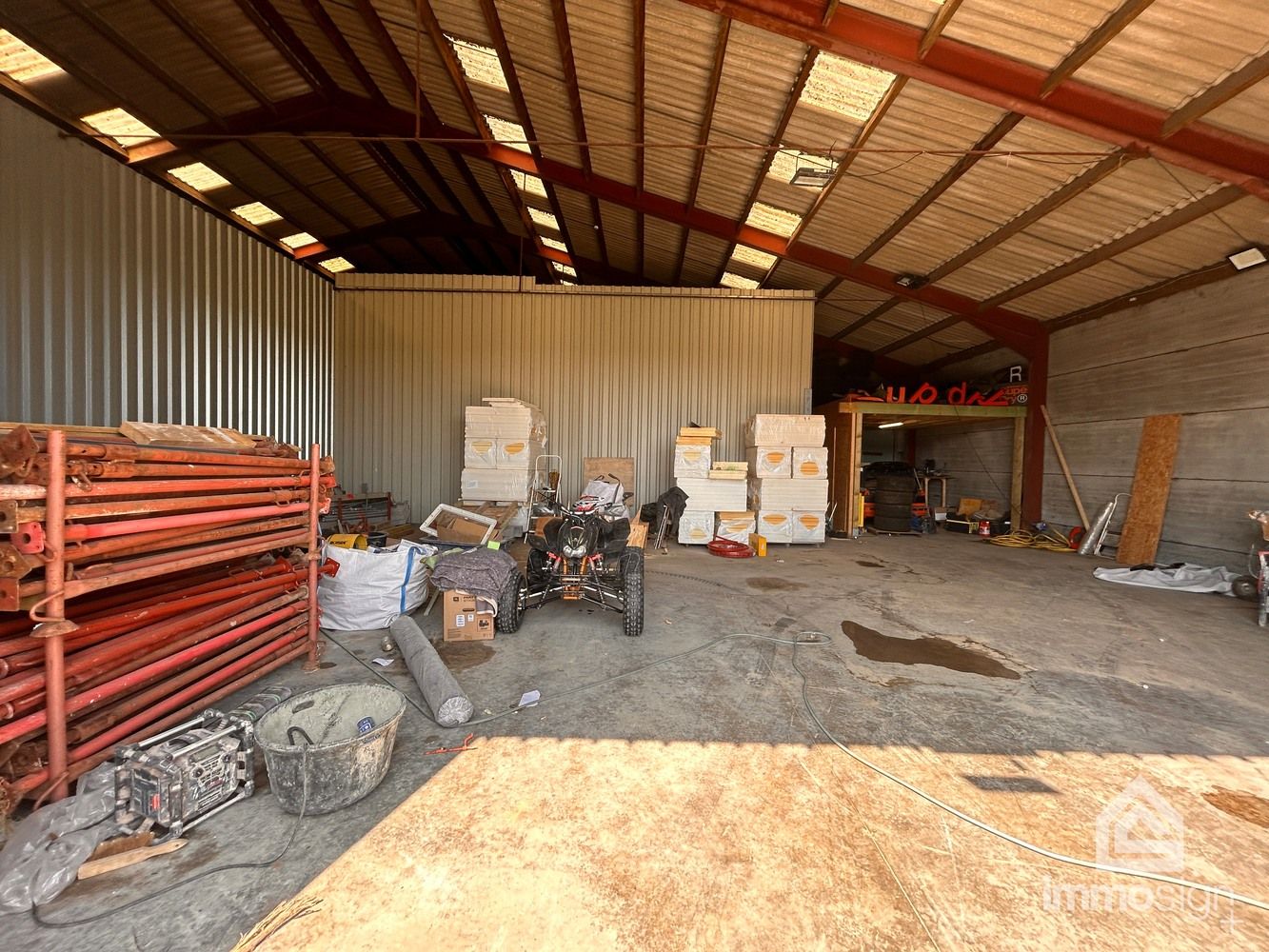 Loods van 180 m² ter opslag met grote automatische garagepoort te Bocholt! foto 4