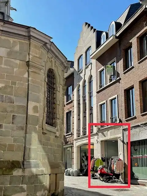 Handelspand gelegen in het ‘Montmartre’ van het centrum Halle. foto {{pictureIndex}}