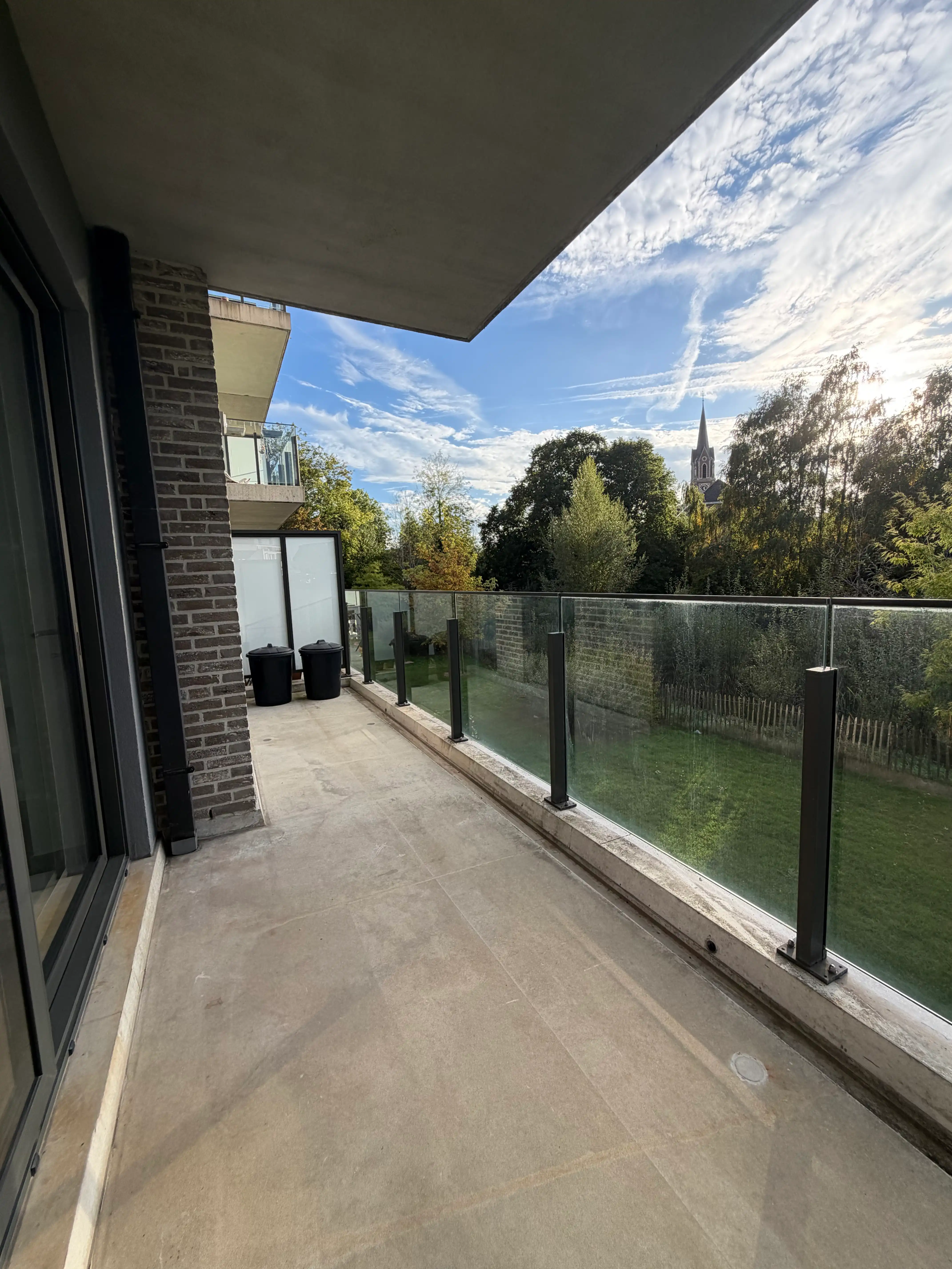 Ruim en lichtrijk 2-slaapkamerappartement met terras, extra brede staanplaats en berging! foto 17