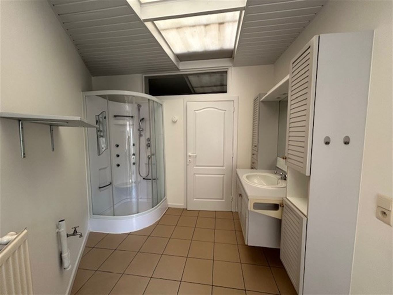 Gelijkvloers appartement met 1 slaapkamer, koer en kelderberging in het centrum van Maaseik. foto 6