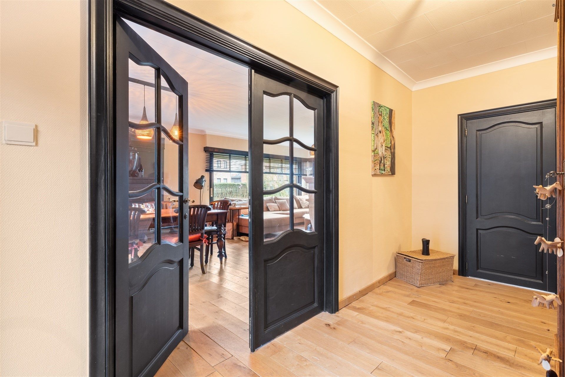 Ruime open bebouwing in landelijke straat op 595 m². foto 3
