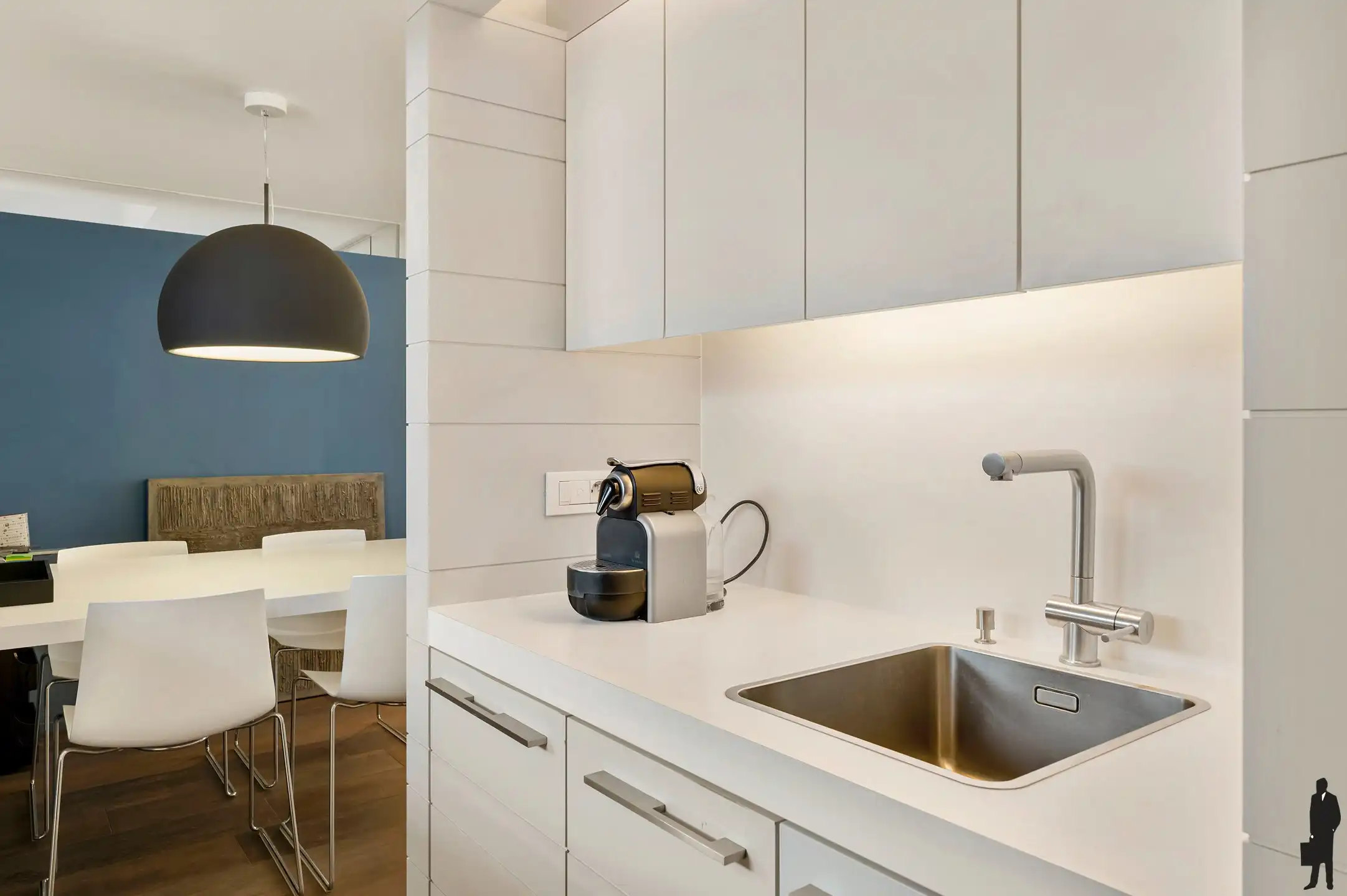 Een volledig gerenoveerd appartement (kantoor) met terras foto 10