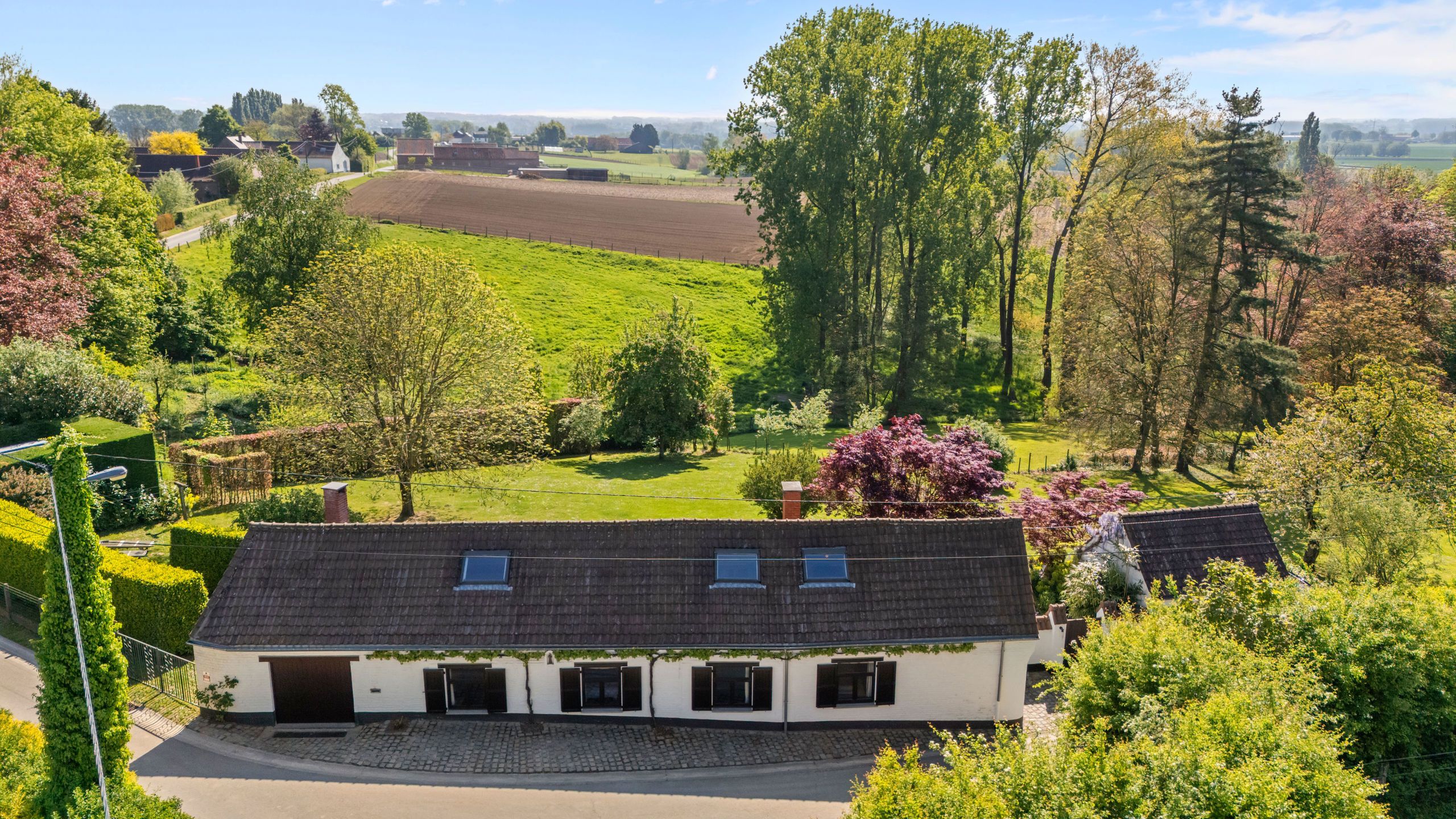 Hoofdfoto van de publicatie: Met smaak gerenoveerde landelijke woning op +/- 63a