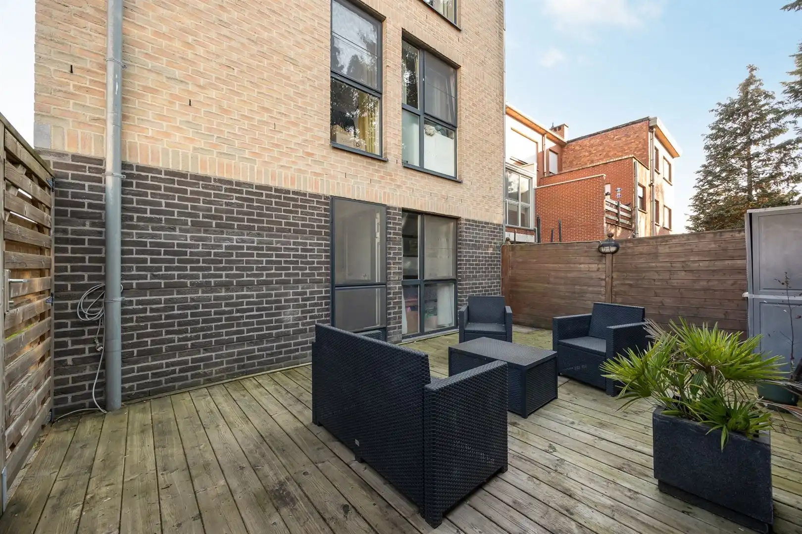 Eigentijds gelijkvloers appartement met 2 slaapkamers, terras en autostaanplaats foto 11