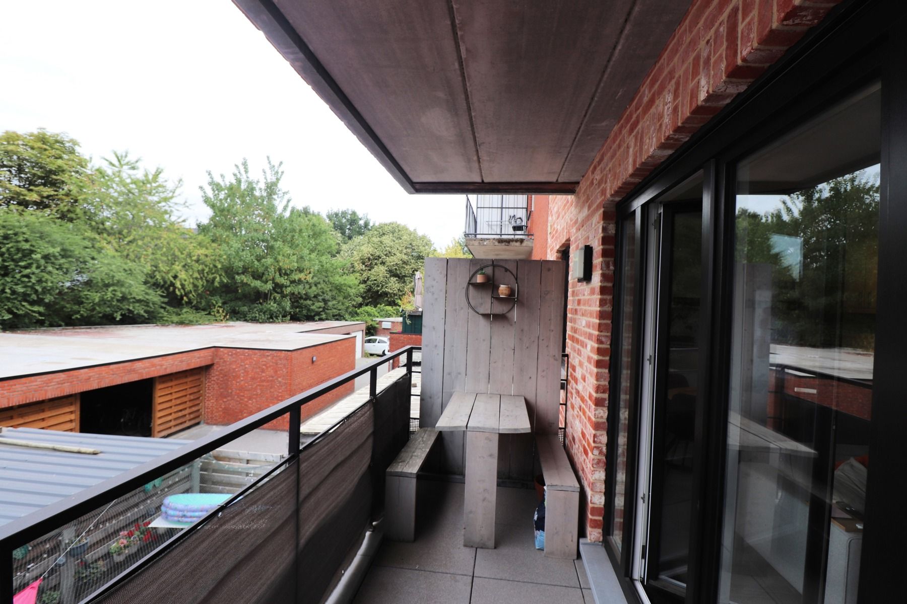 Een appartement op de eerste verdieping rechts met 2 slaapkamers, lift, terras en carport foto 14