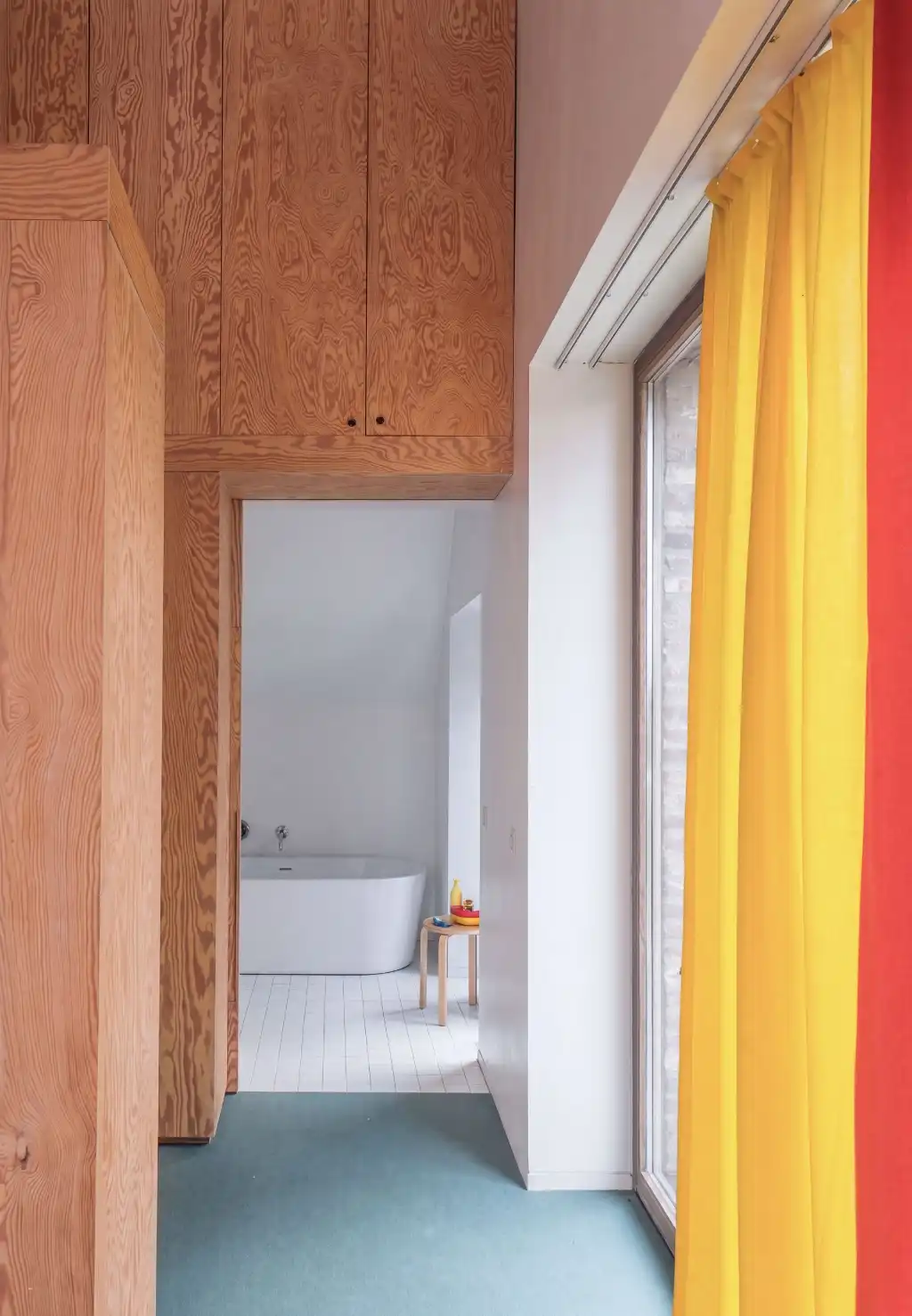 Uniek vastgoed! Exclusieve en creatieve site met twee kantoorruimtes, een polyvalent handelspand, een short-staystudio en een bijzonder architecturale split-levelwoning met ruime tuin, op een boogscheut van het stadscentrum. foto 19