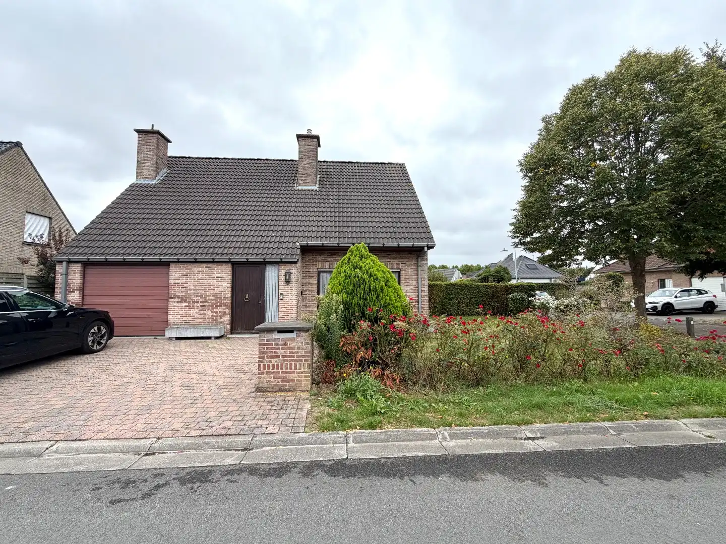 Instapklare open bebouwing met gelijkvloerse slaap- en badkamer en drie slaapkamers op verdiep. foto {{pictureIndex}}