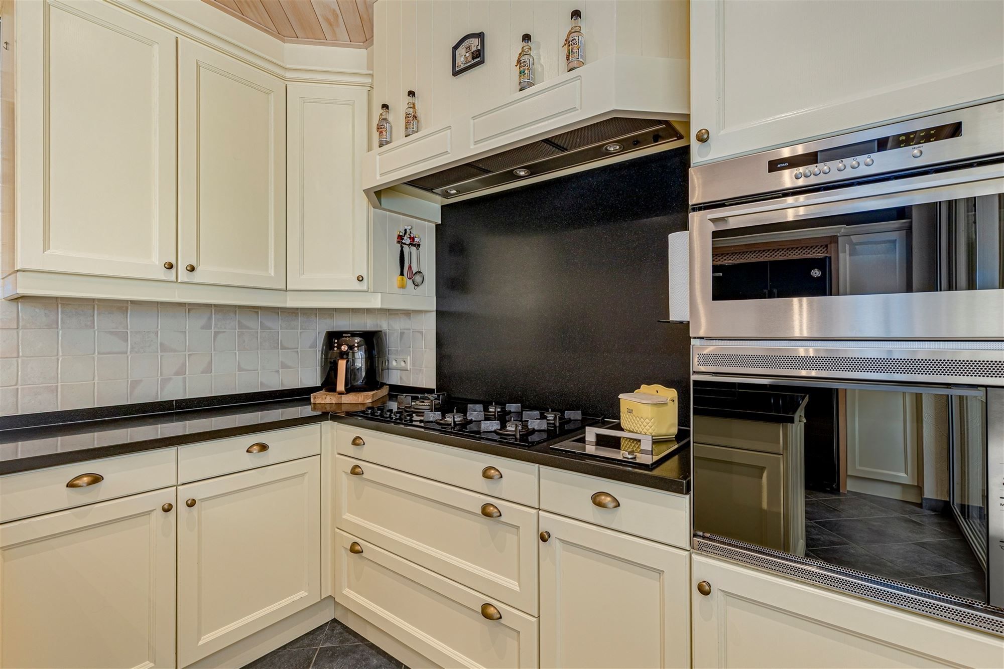 Ruime instapklare woning met grote garage/magazijn foto 7