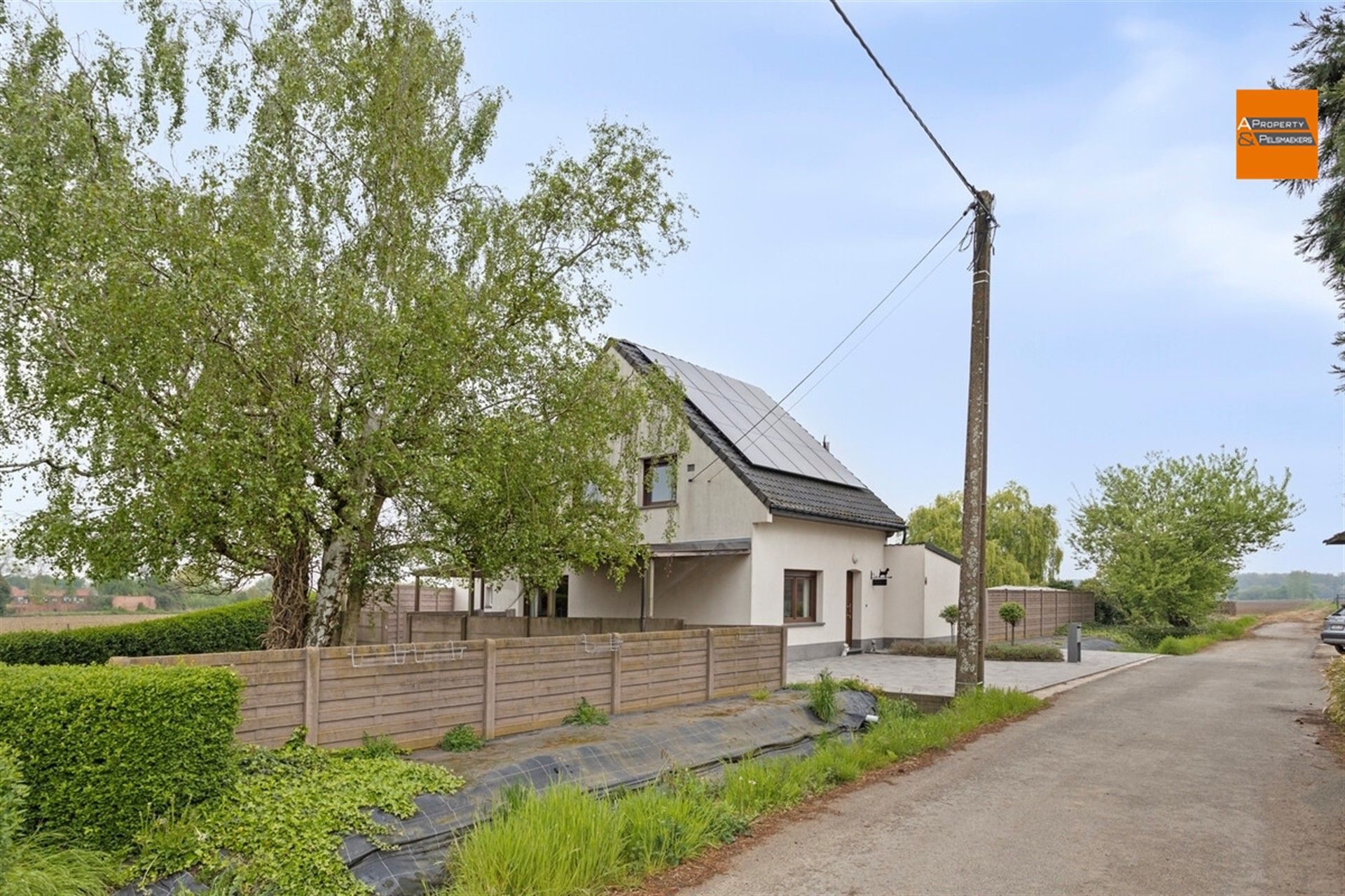 Gerenoveerde woning met ruime tuin foto 2