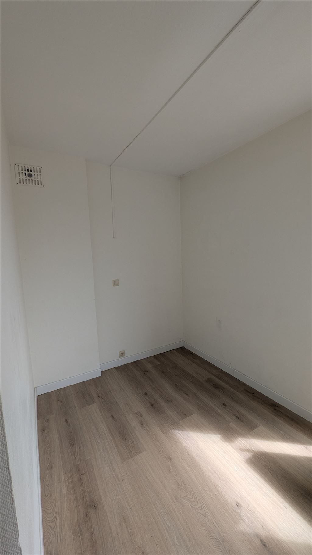Ongemeubelde studio met groot terras foto 5