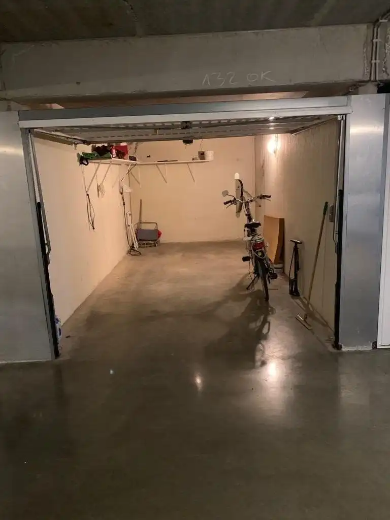 Gesloten garagebox met verlichting en elektriciteit foto 4