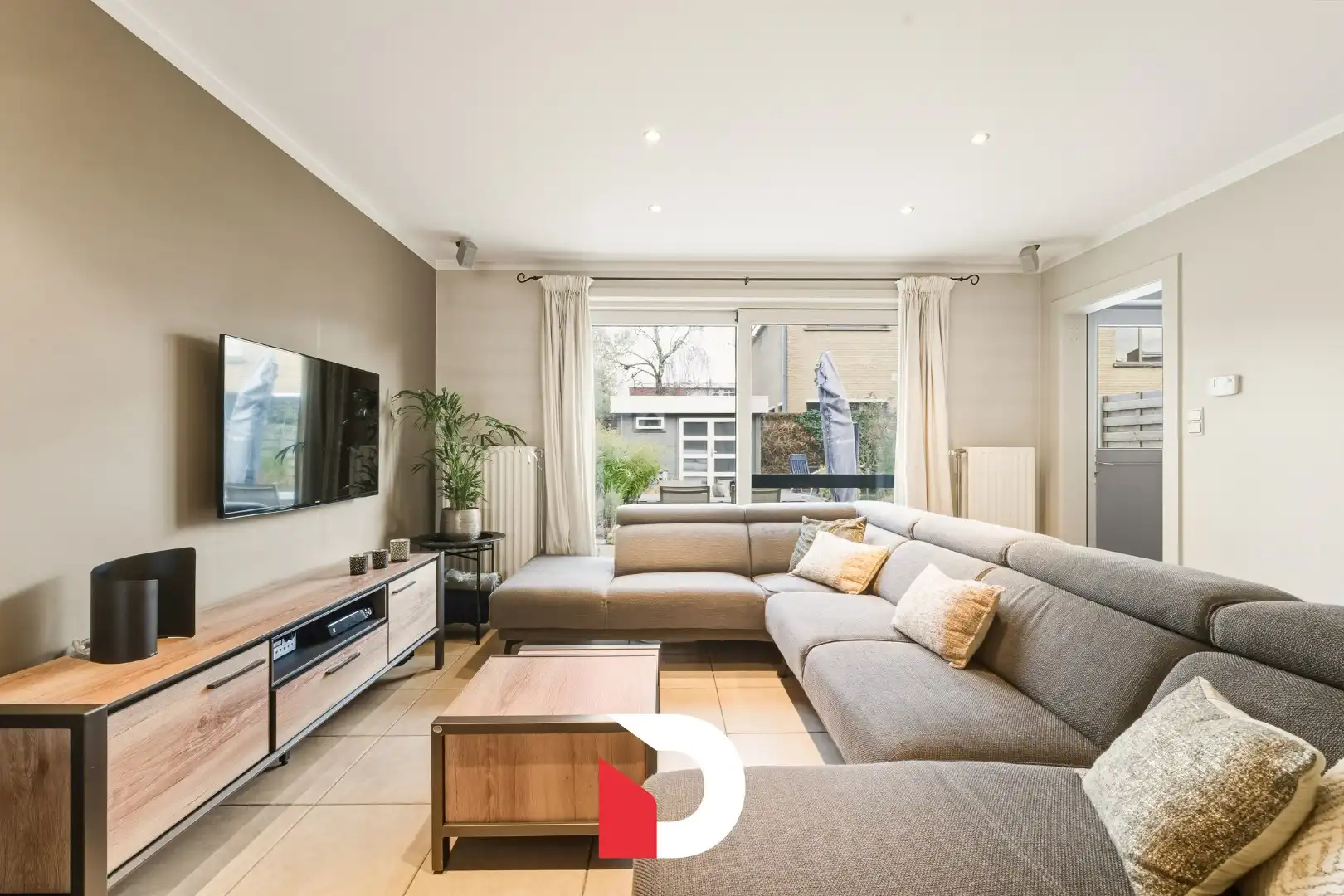 Instapklare en complete gezinswoning in een rustige woonwijk te Sint-Kruis ! foto 3