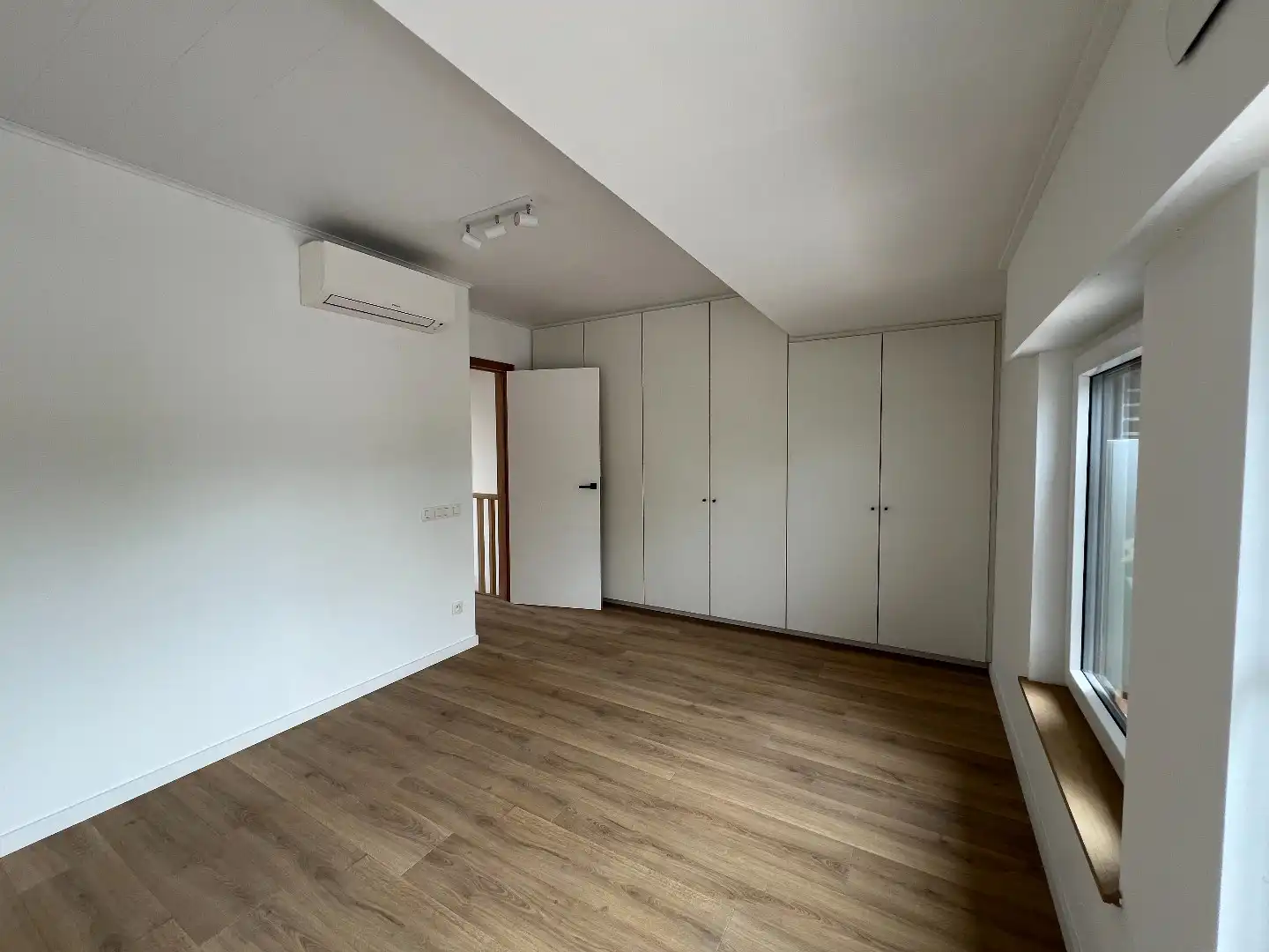 Gezellige, gerenoveerde woning met 2 slaapkamers te Ieper foto 12