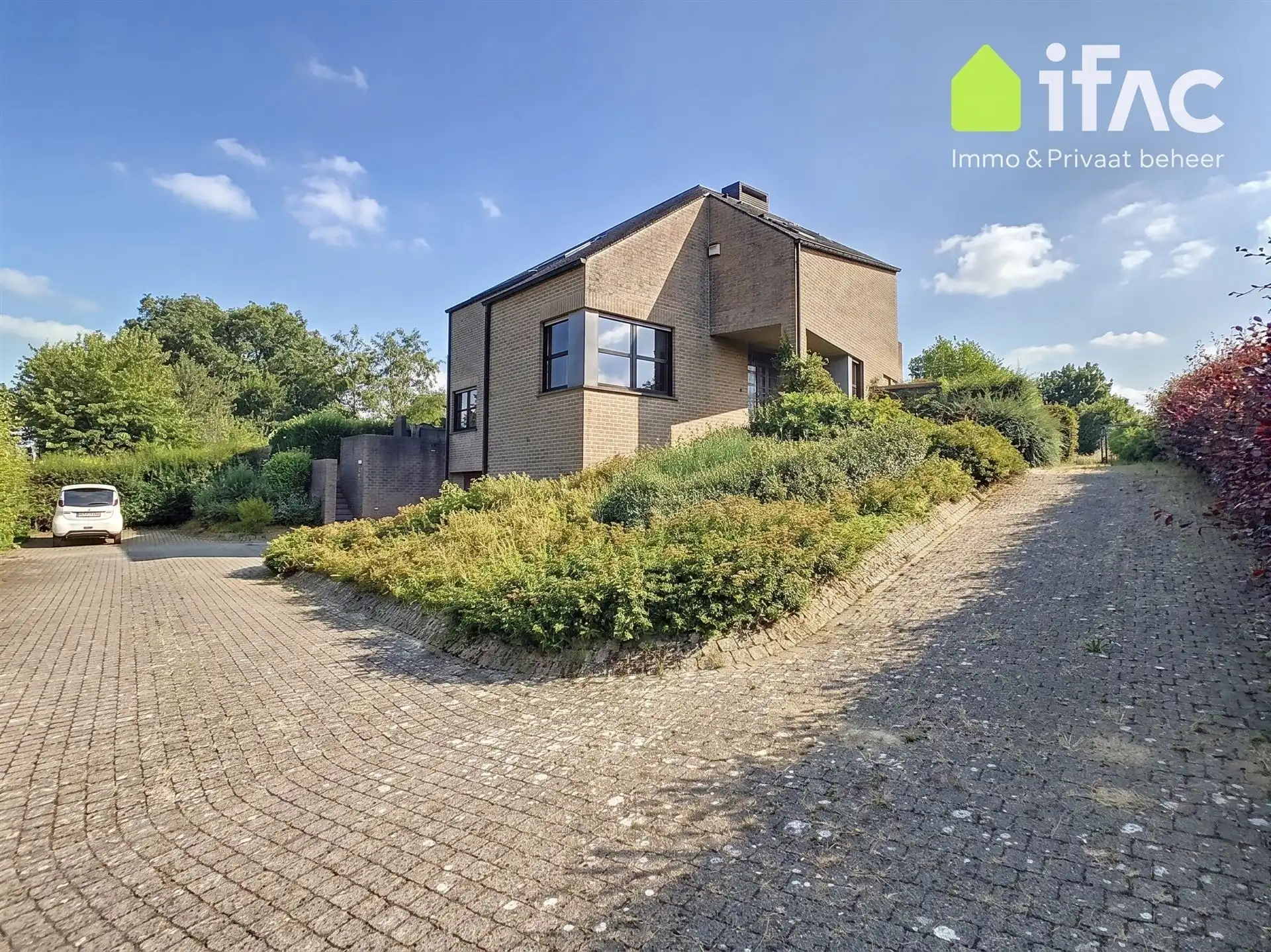 Uitstekend gelegen villa met 5 slaapkamers en prachtige tuin foto 2