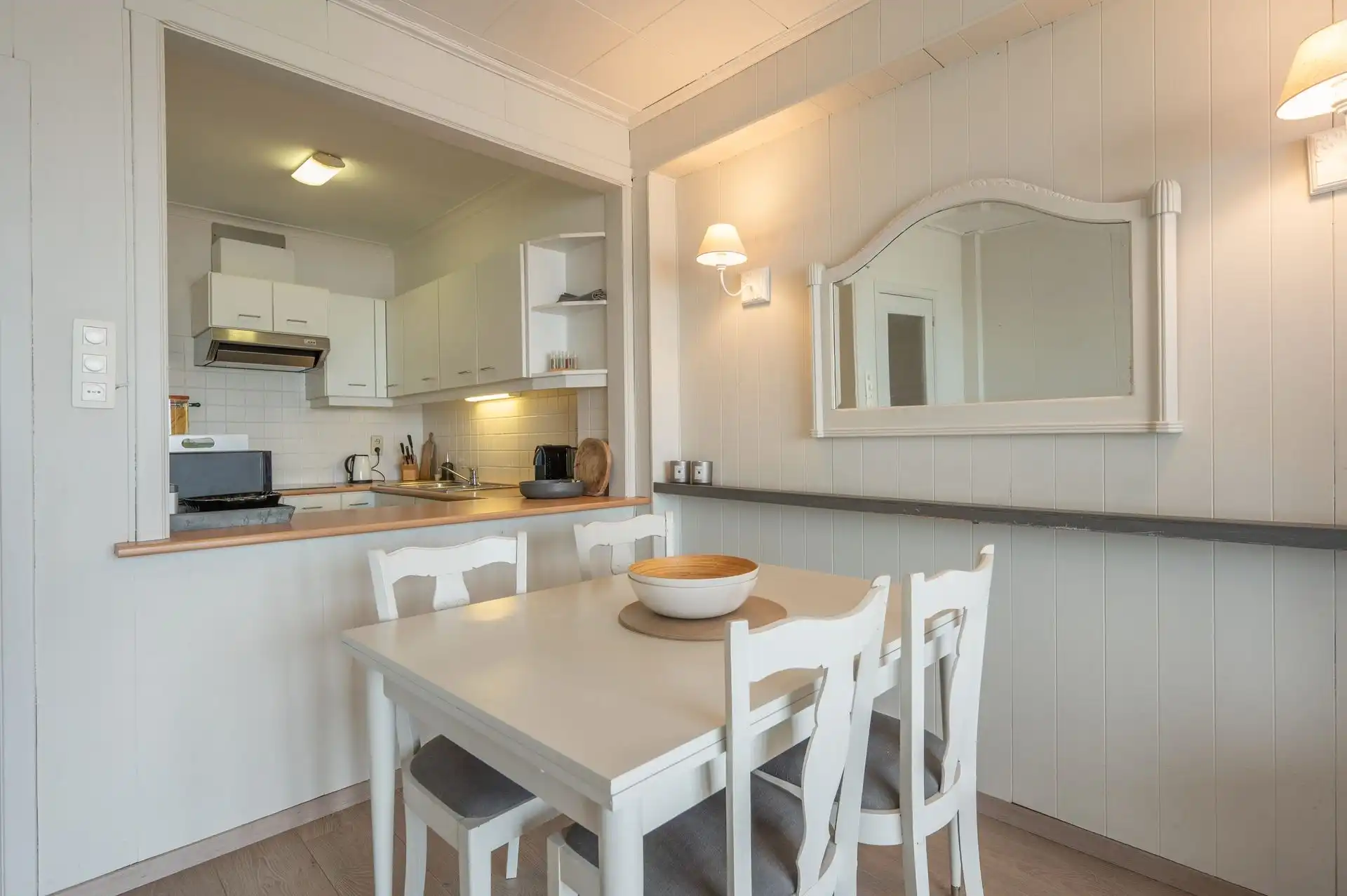 Instapklaar gemeubeld appartement op de Zeedijk van Blankenberge foto 4