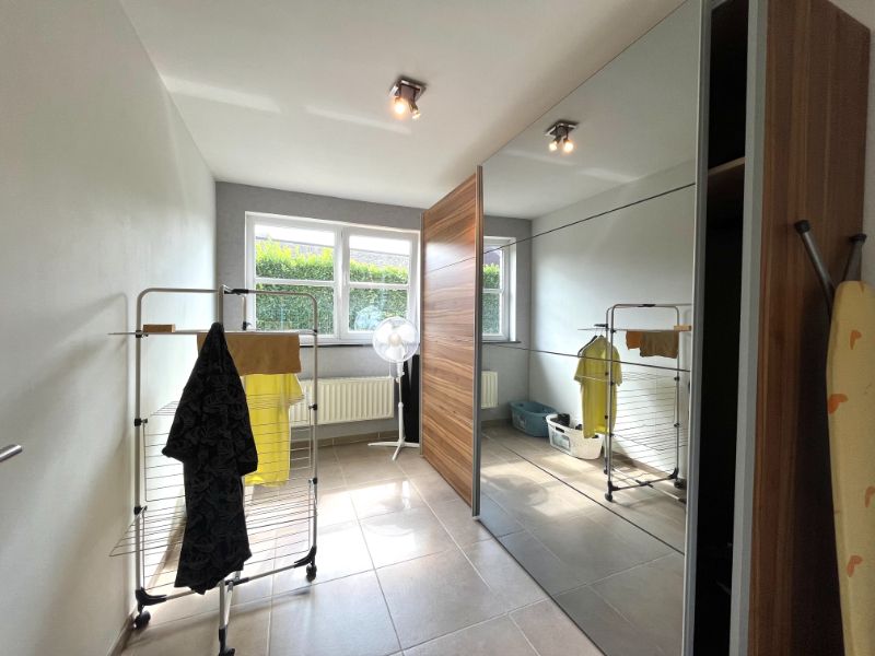 CENTRAAL GELEGEN GELIJKVLOERSAPPARTEMENT MET TWEE SLAAPKAMERS EN GARAGE TE HUUR foto 9