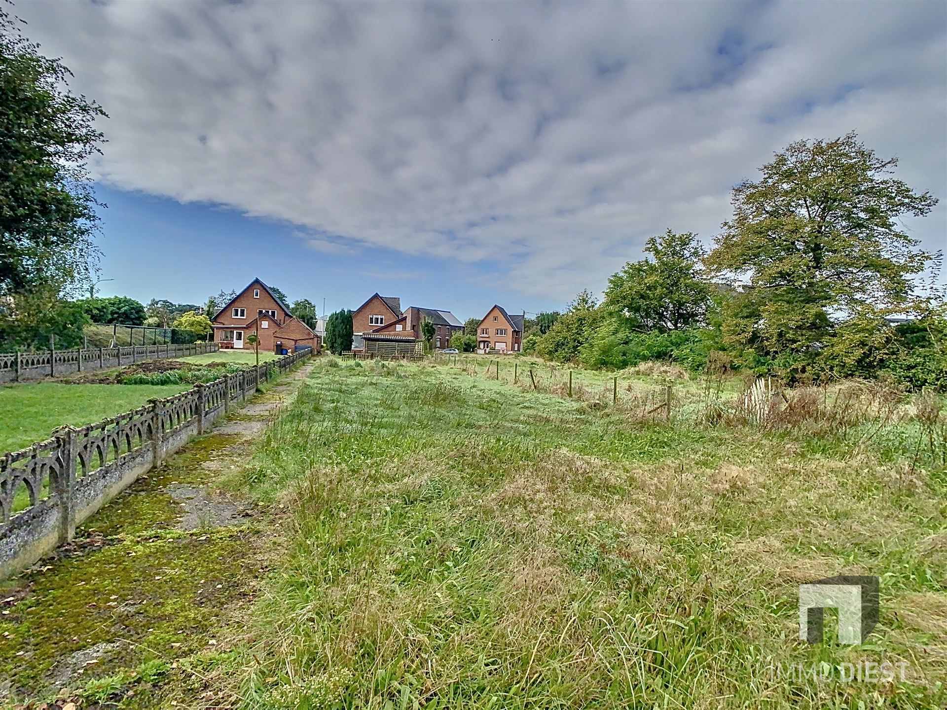 Op te knappen ruime woning met grote tuin en bijgebouwen foto 8