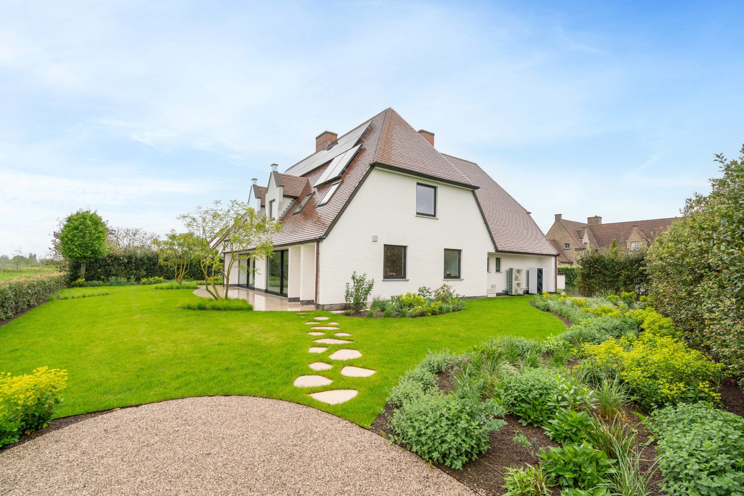 Prachtig gerenoveerde alleenstaande villa met zwembad en een OPEN ZICHT over de polders.  foto 20