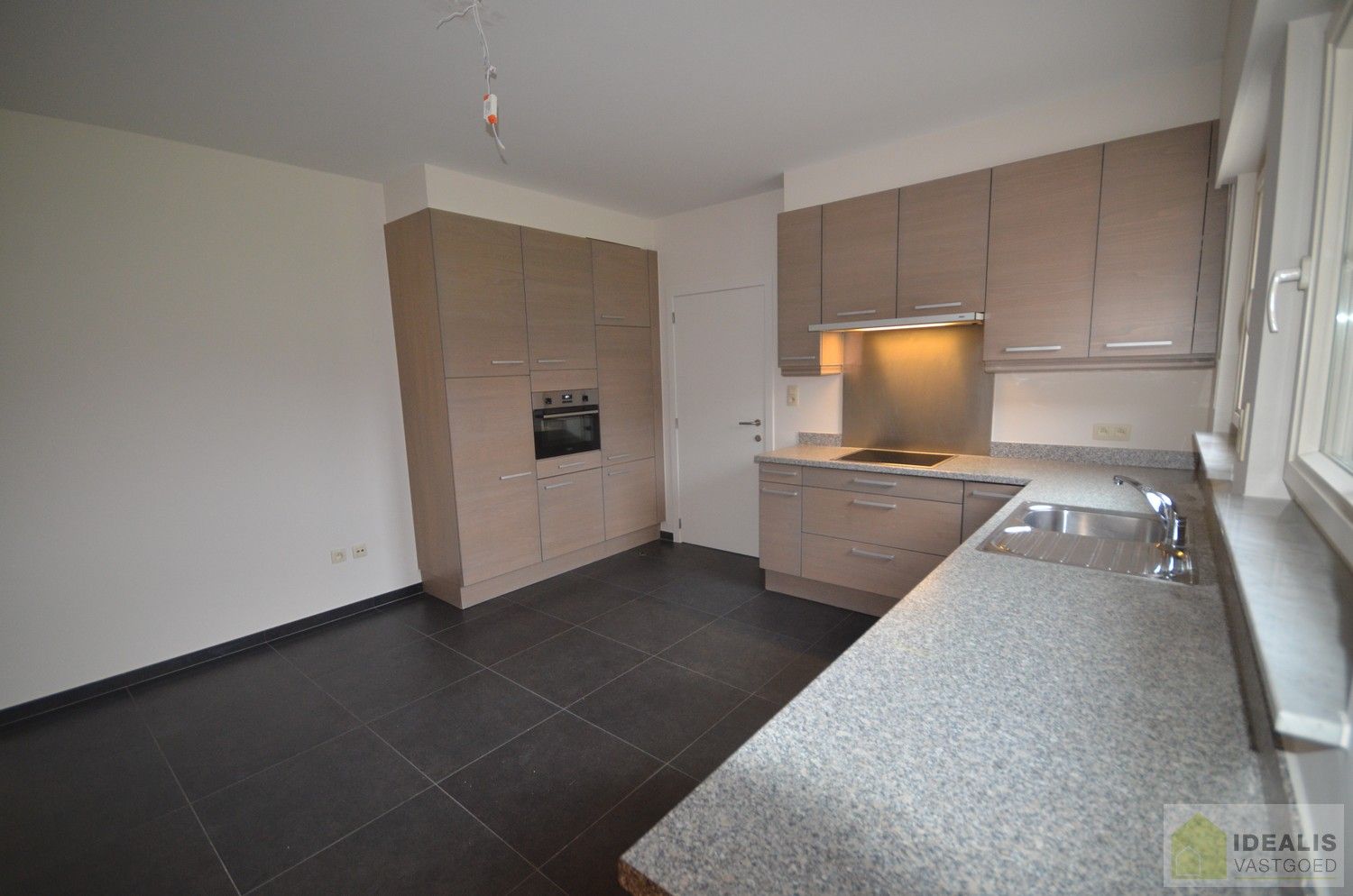 LUXUEUS AFGEWERKTE VILLA IN ZEER GOEDE STAAT! Deze ruime woning omvat o.a. een grote leefruimte, ruime keuken met bergplaats, wasplaats, 3 slaapkamers, ruime badkamer, inpandige garage en bergzolder! De villa is gelegen op een perceel met een opp. +/-13a dat volledig is aangelegd en omheind! Zeer geschikt voor kandidaten op zoek naar een rustig, doch centraal gelegen instapklare woning. foto 9