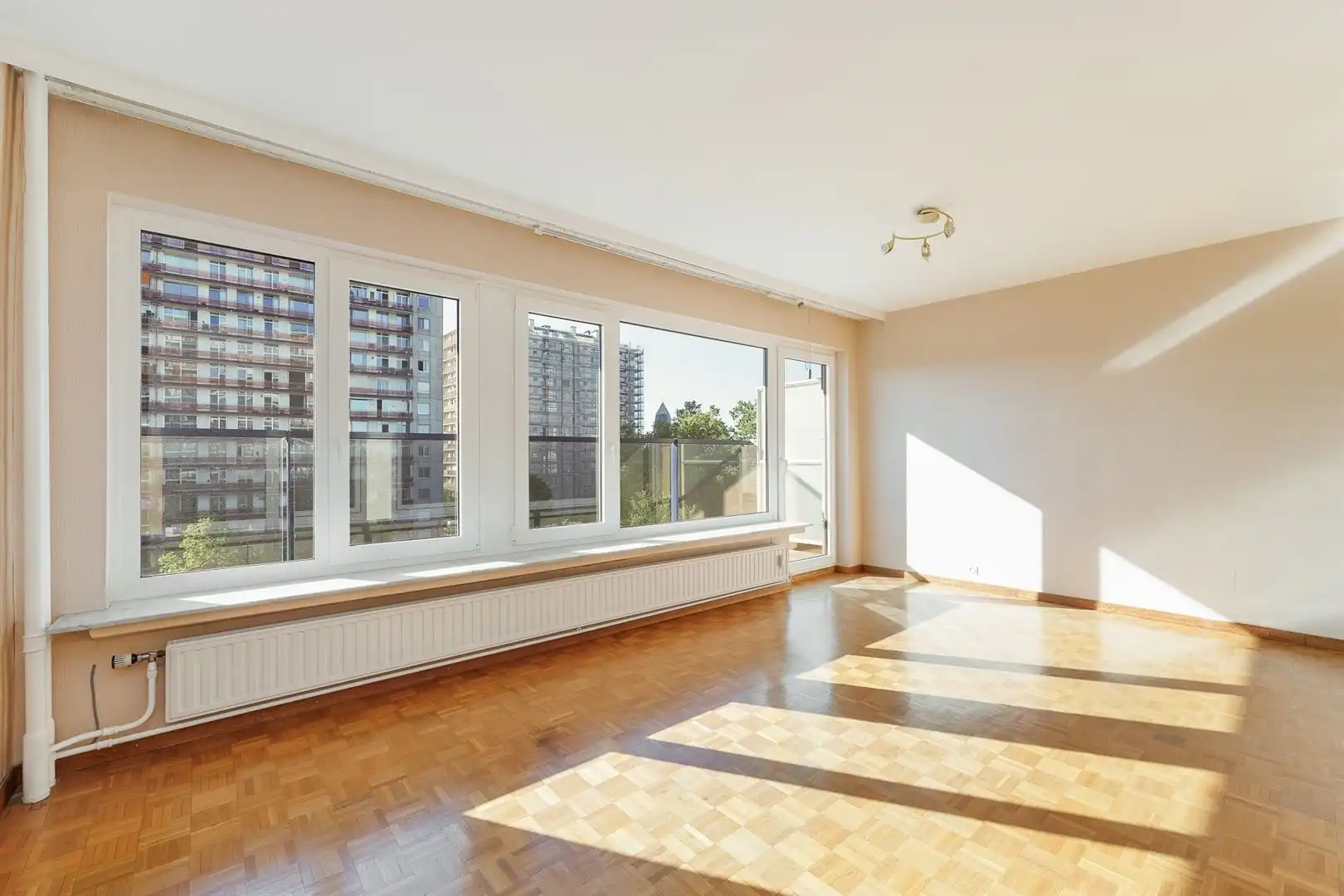 Lichtrijk appartement met panoramisch uitzicht, groot terras en parking foto 11