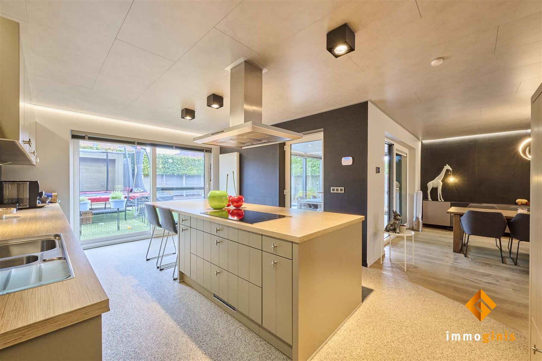 Recente, moderne woning met 3 à 4 slaapkamers en zwembad op perceel van 5a01ca, in een doodlopende straat. foto 7