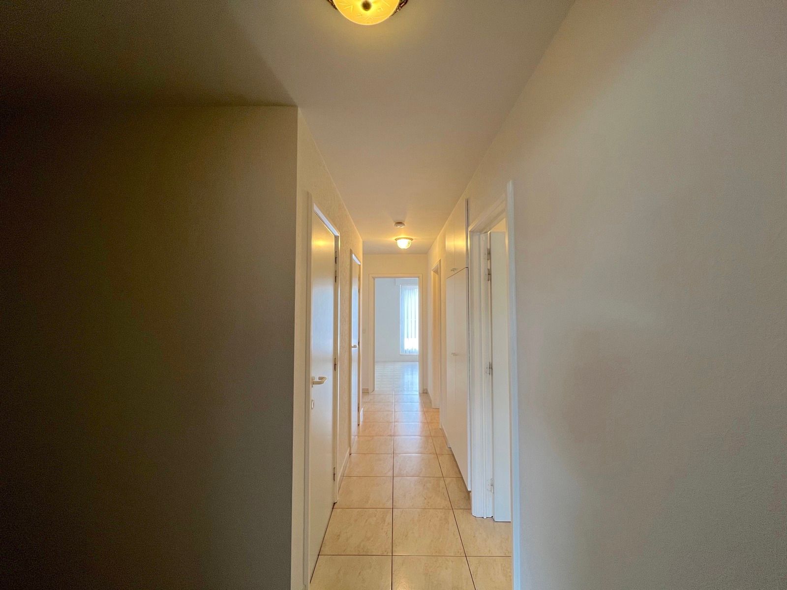 Ruim appartement met 2 slaapkamers, terras en garage foto 11