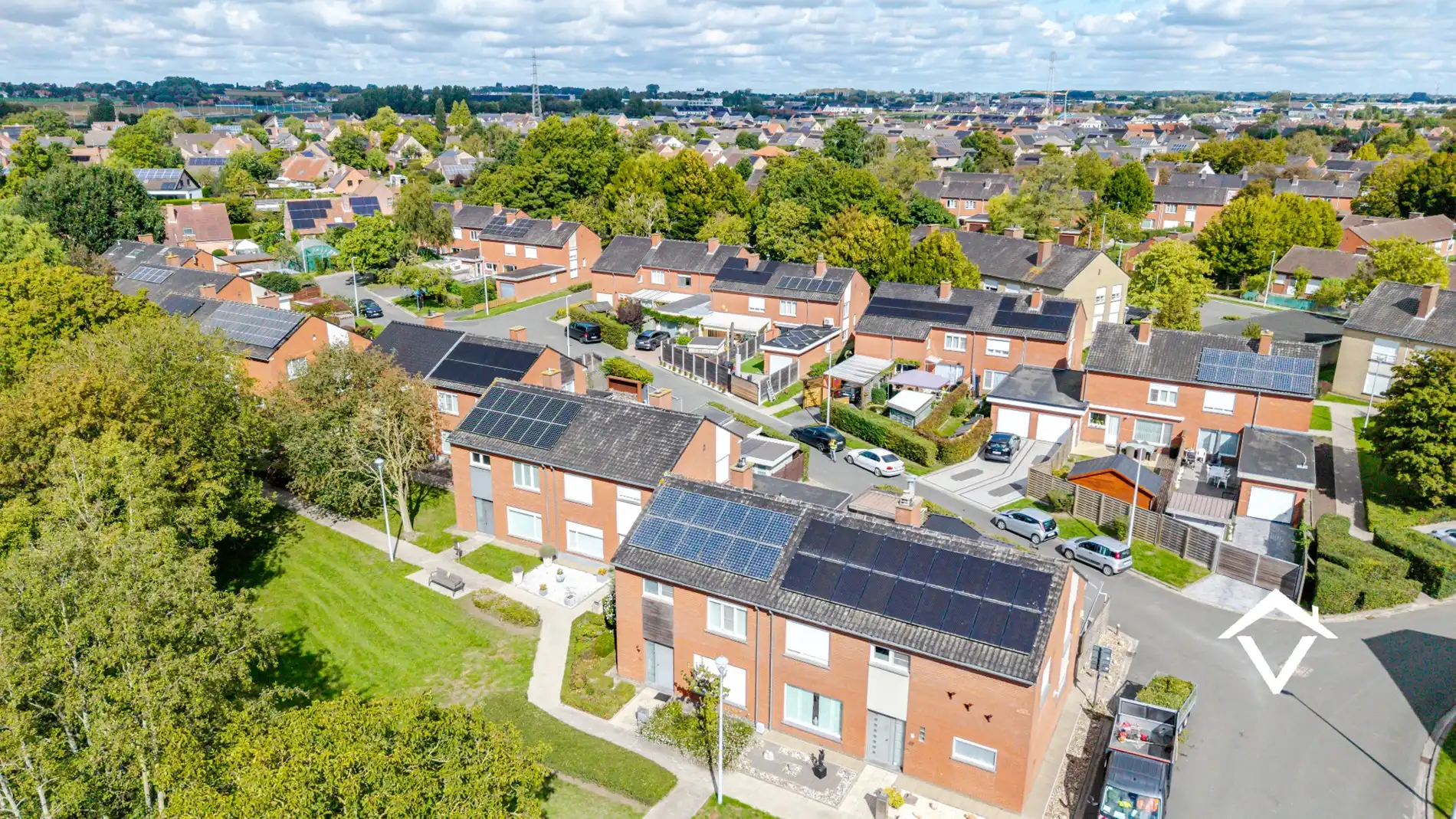 Recente halfopen bebouwing met 3 slaapkamers, garage en terras tuin foto 26