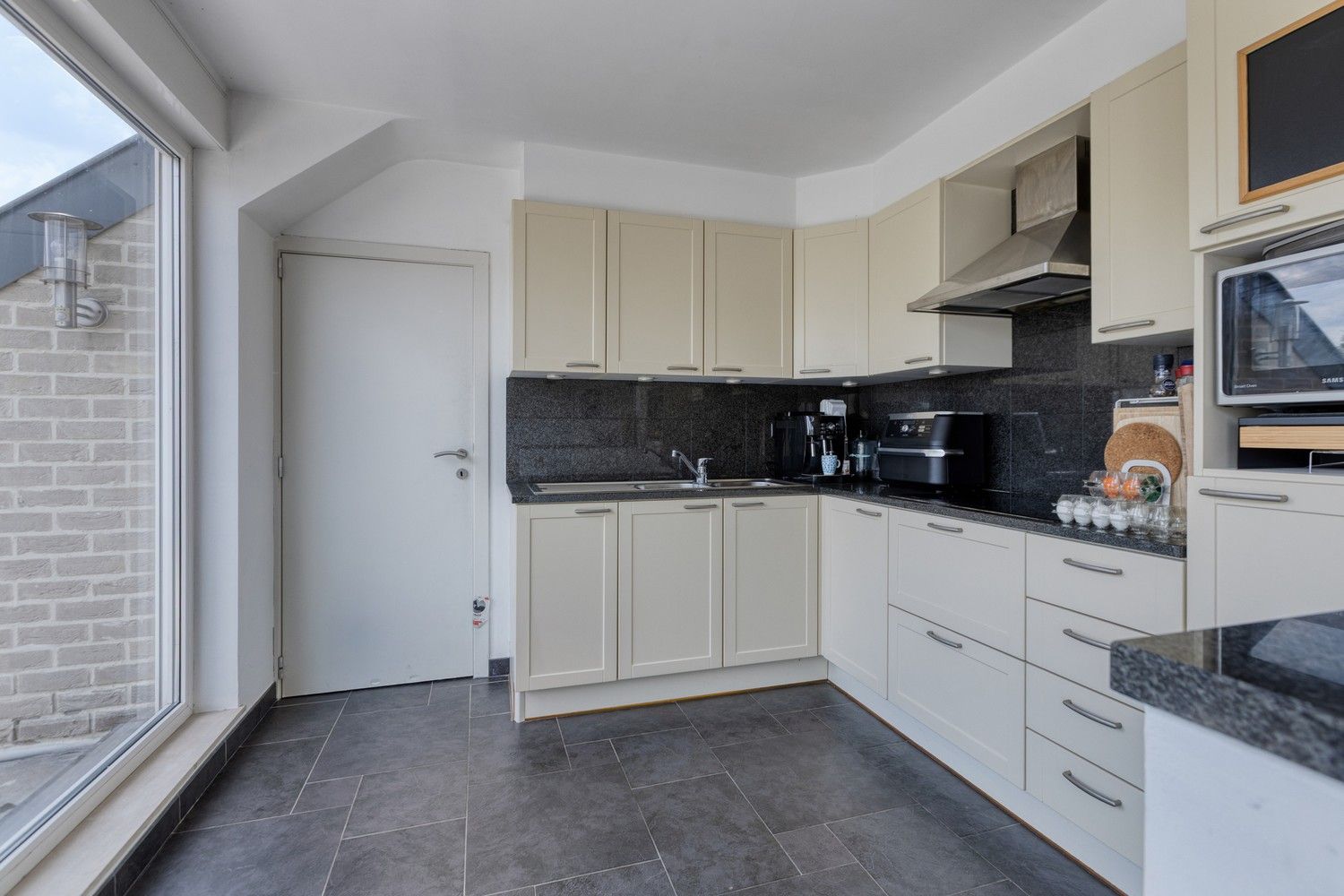 Gezellig duplex-appartement met 3 slaapkamers aan de Groenstraat in Kuringen, Hasselt. foto 9