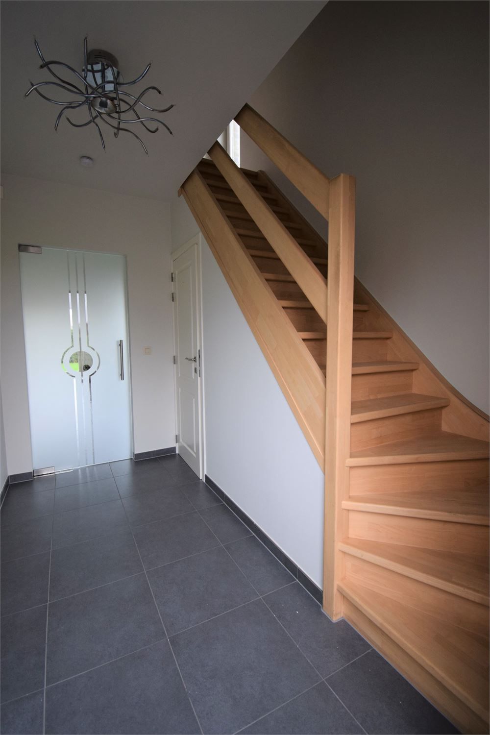 Halfopen bebouwing met drie slaapkamers, garage en tuin foto 8