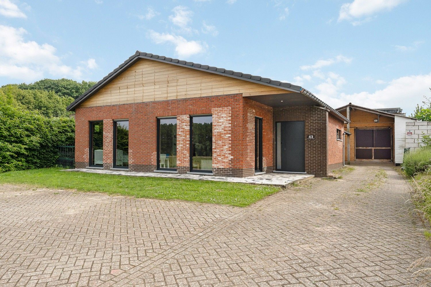 Charmante woning met 3 slpkrs en loods op een perceel van 726 m² foto {{pictureIndex}}