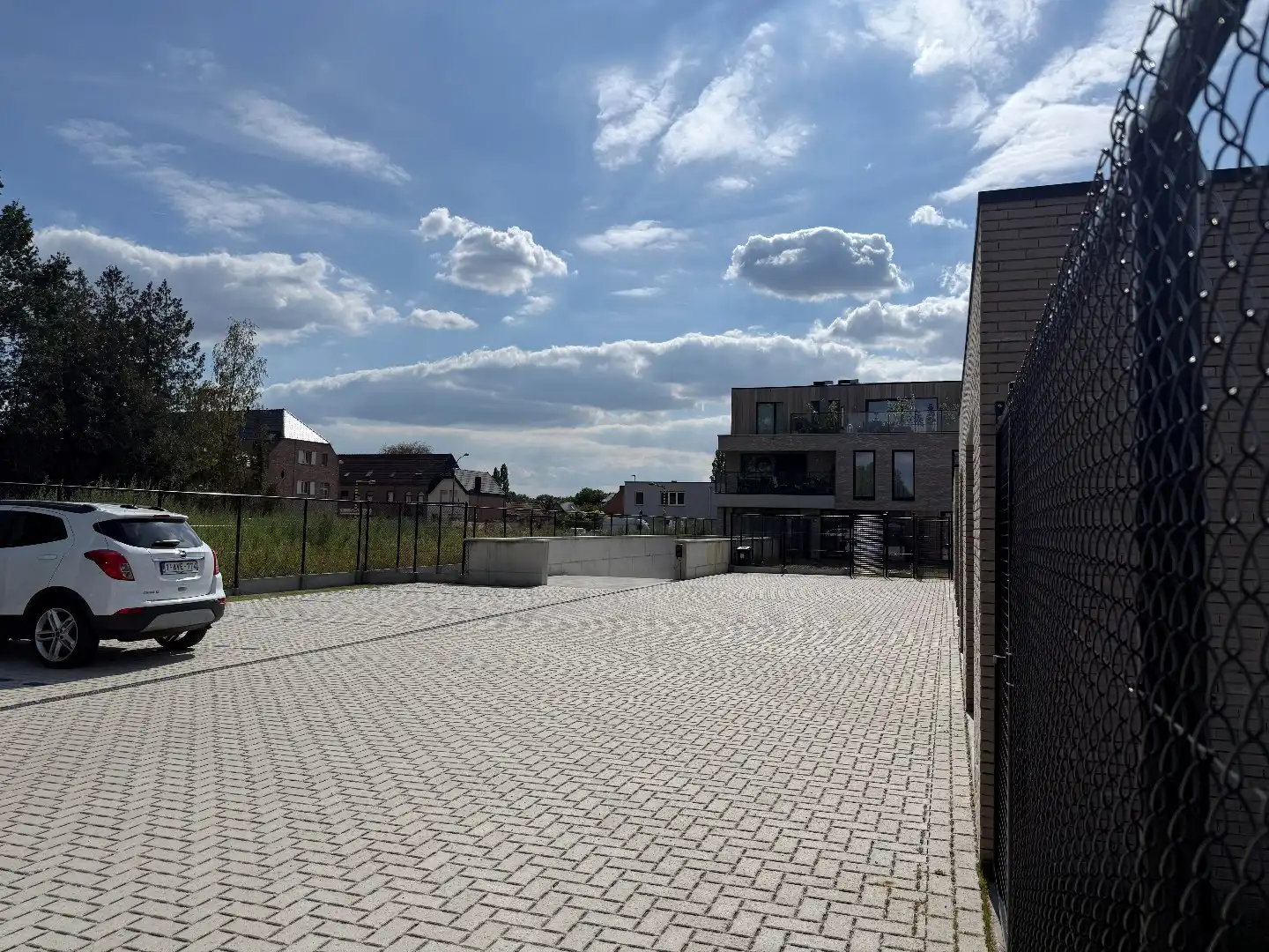 Ondergrondse autostaanplaats met laadpunt  foto 3