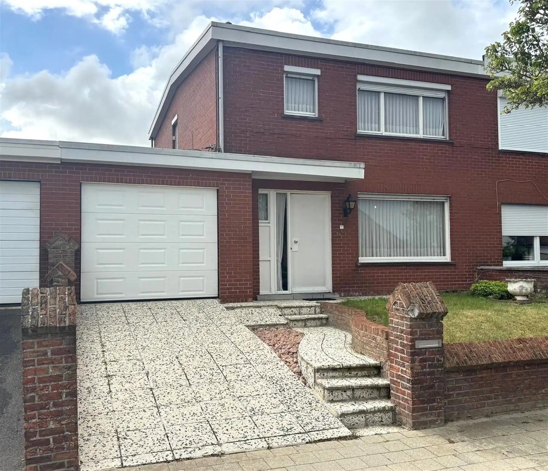 Hoofdfoto van de publicatie: Ruime woning met drie slaapkamers en grote garage
