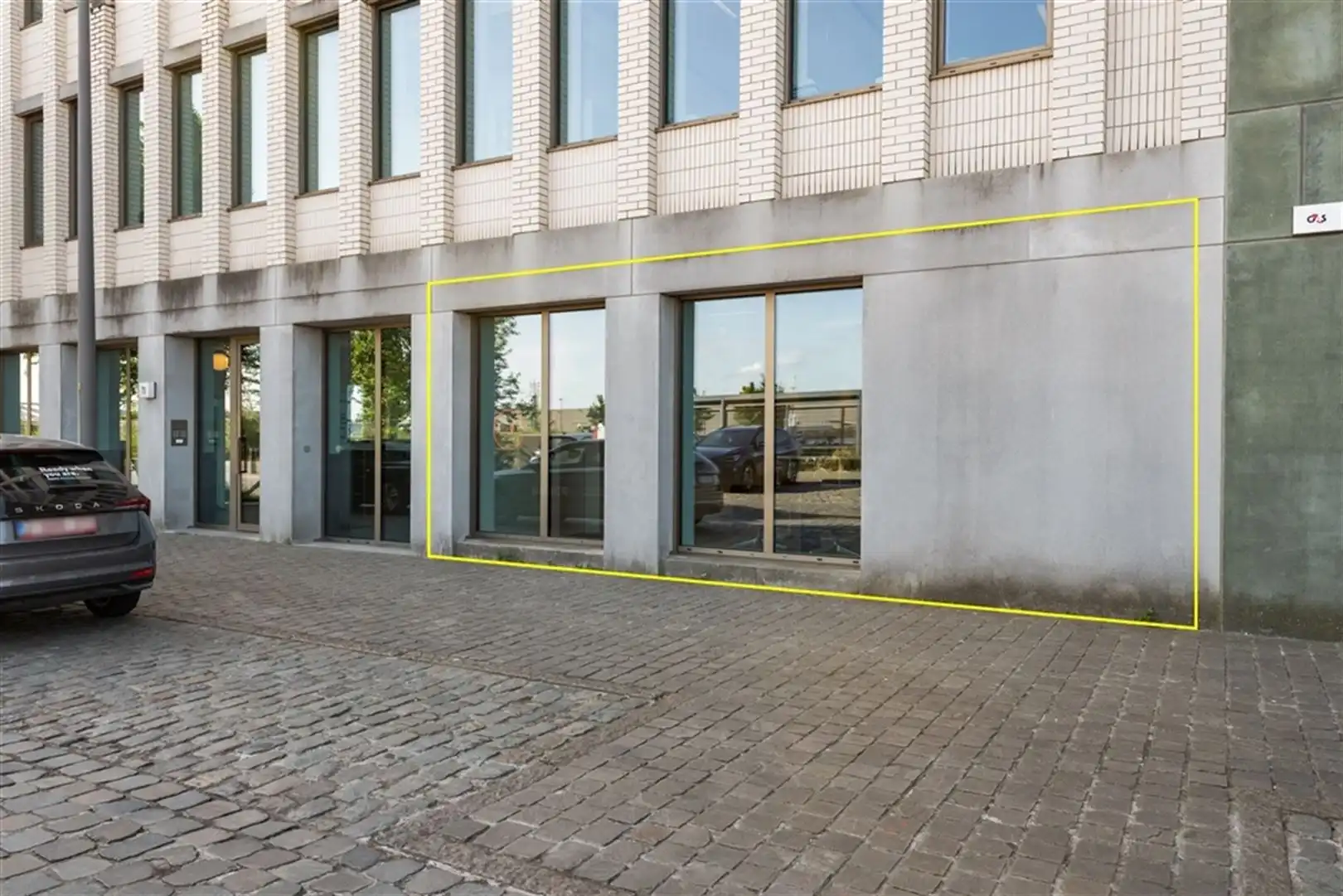 Gelijkvloerse kantoorruimte te koop in de India Natie foto 4