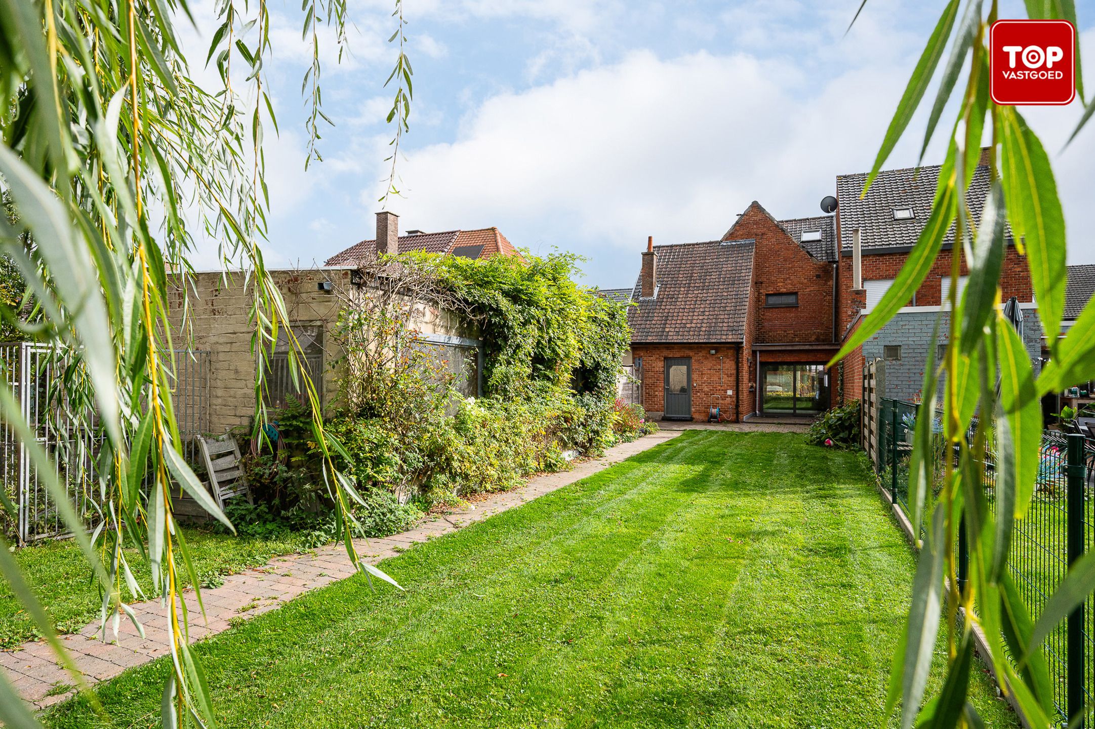 Halfopen woning met 4 slaapkamers, grote tuin en  ruime garage foto {{pictureIndex}}