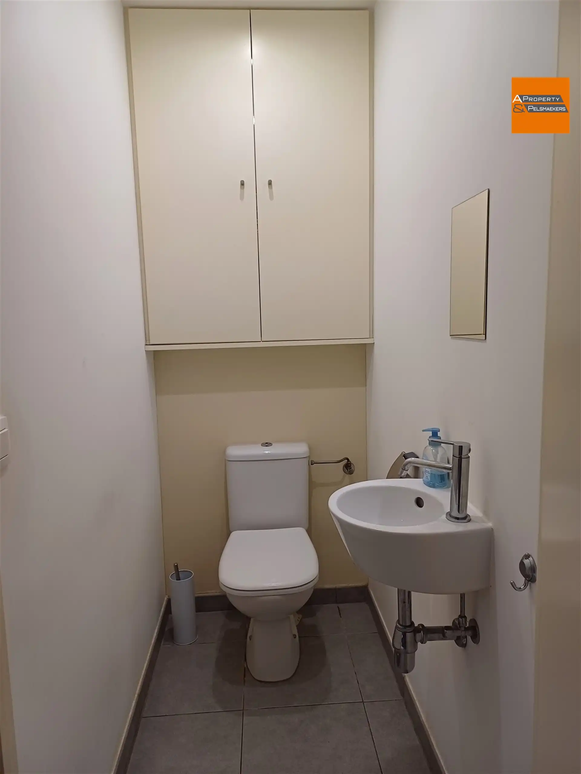 Ruime gemeubileerde studio met parkeerplaats en kelder foto 4