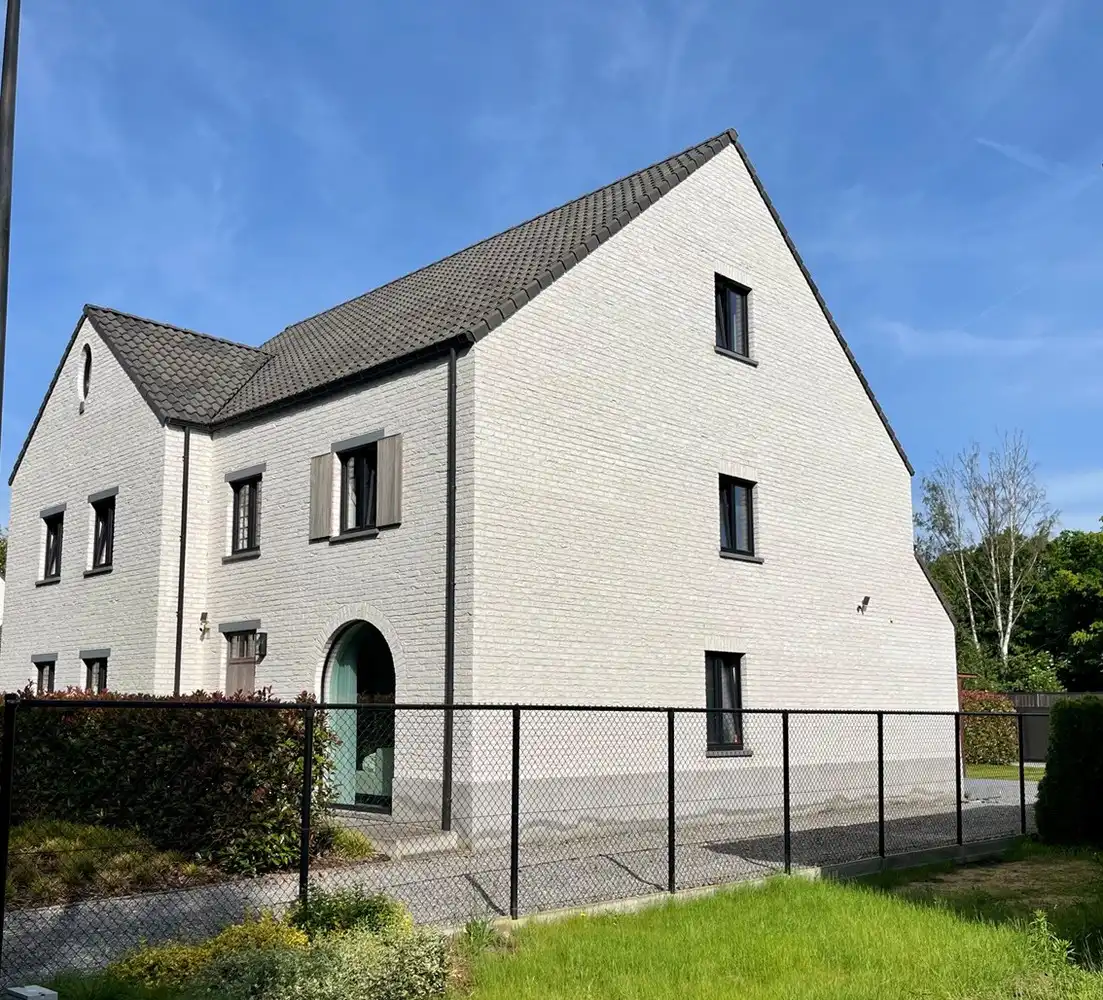 Elegante woning op 538 M2 nabij het centrum van Neeroeteren. foto {{pictureIndex}}