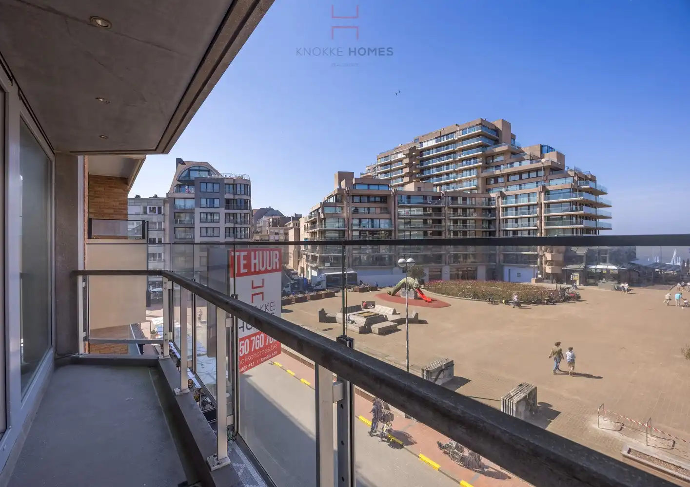 Gemeubeld appartement met frontaal zicht over het Van Bunnenplein en de zee. foto {{pictureIndex}}