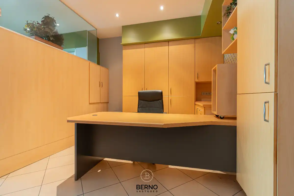 Multifunctionele eigendom met woning en magazijn (300 m²) op 14 are foto 6
